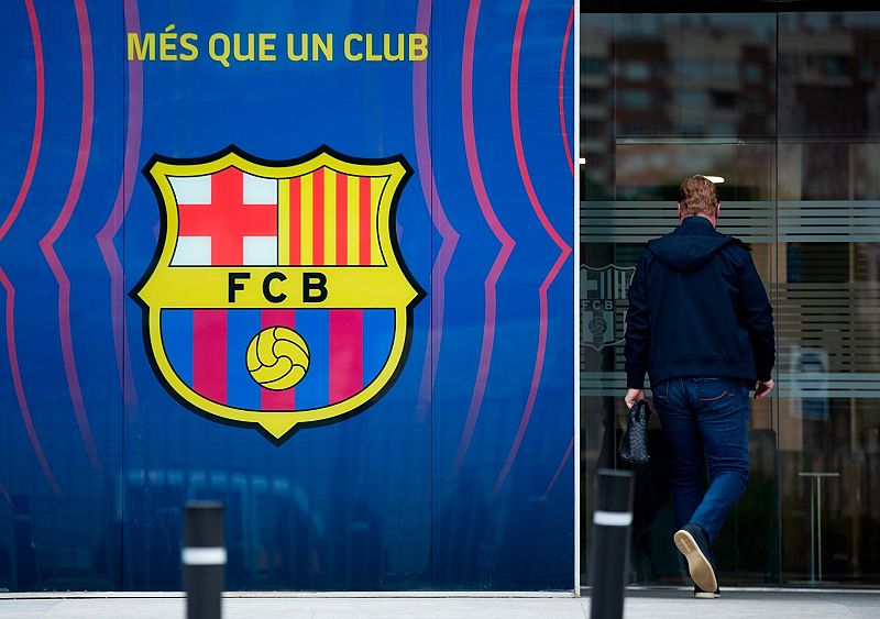  El entrenador holandés del FC Barcelona, Ronald Koeman, llega a las oficinas del club donde los tres candidatos a la presidencia del FC Barcelona