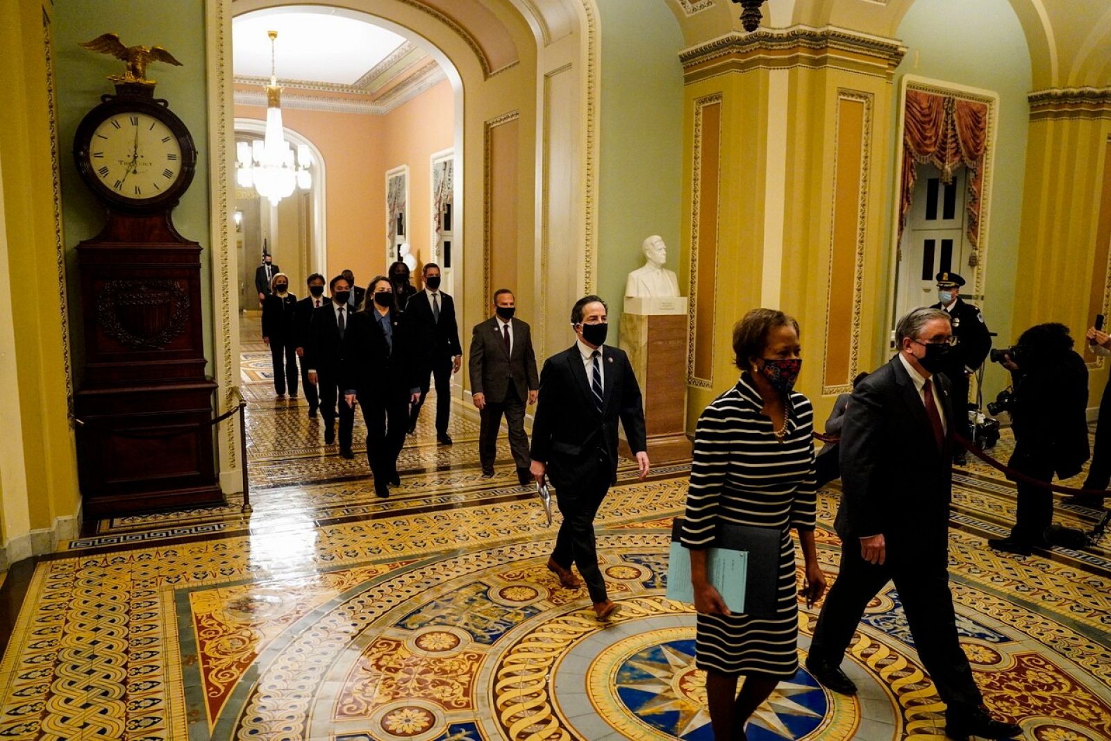 Parlamentarios de la Cámara de Representantes llevan los documentos del 'impeachment' al Senado