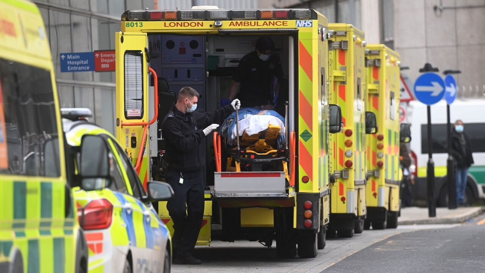 Una ambulancia frente al hospital Royal London en Londres, Reino Unido