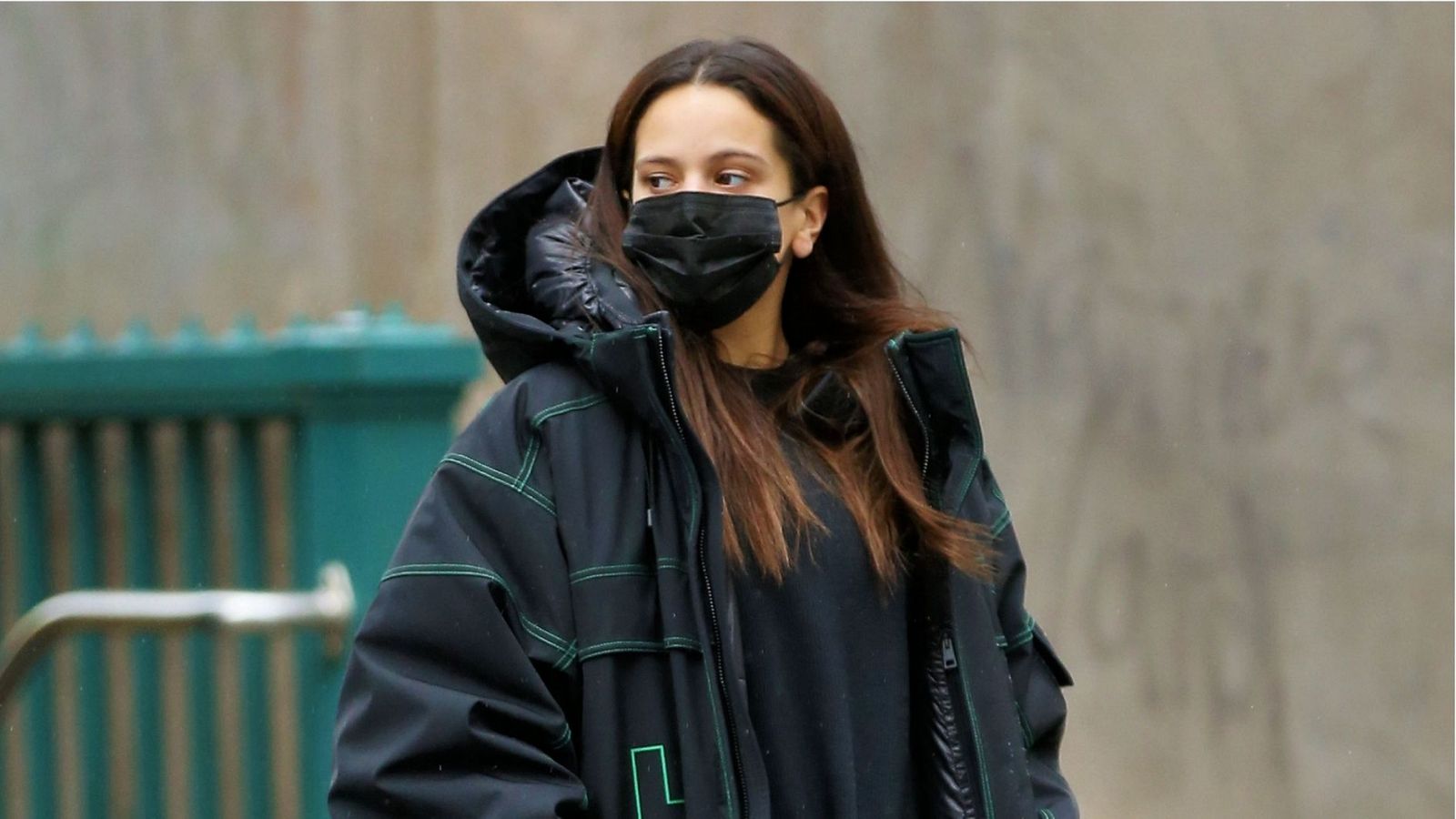 Rosalía resucita el look militar por las calles de Nueva York