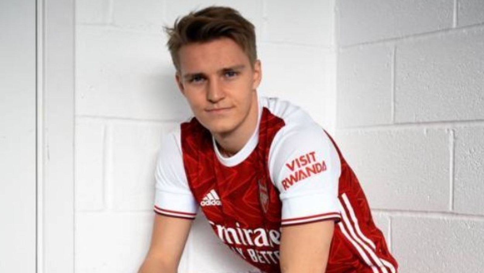 Odegaard posa ya con la camiseta del Arsenal