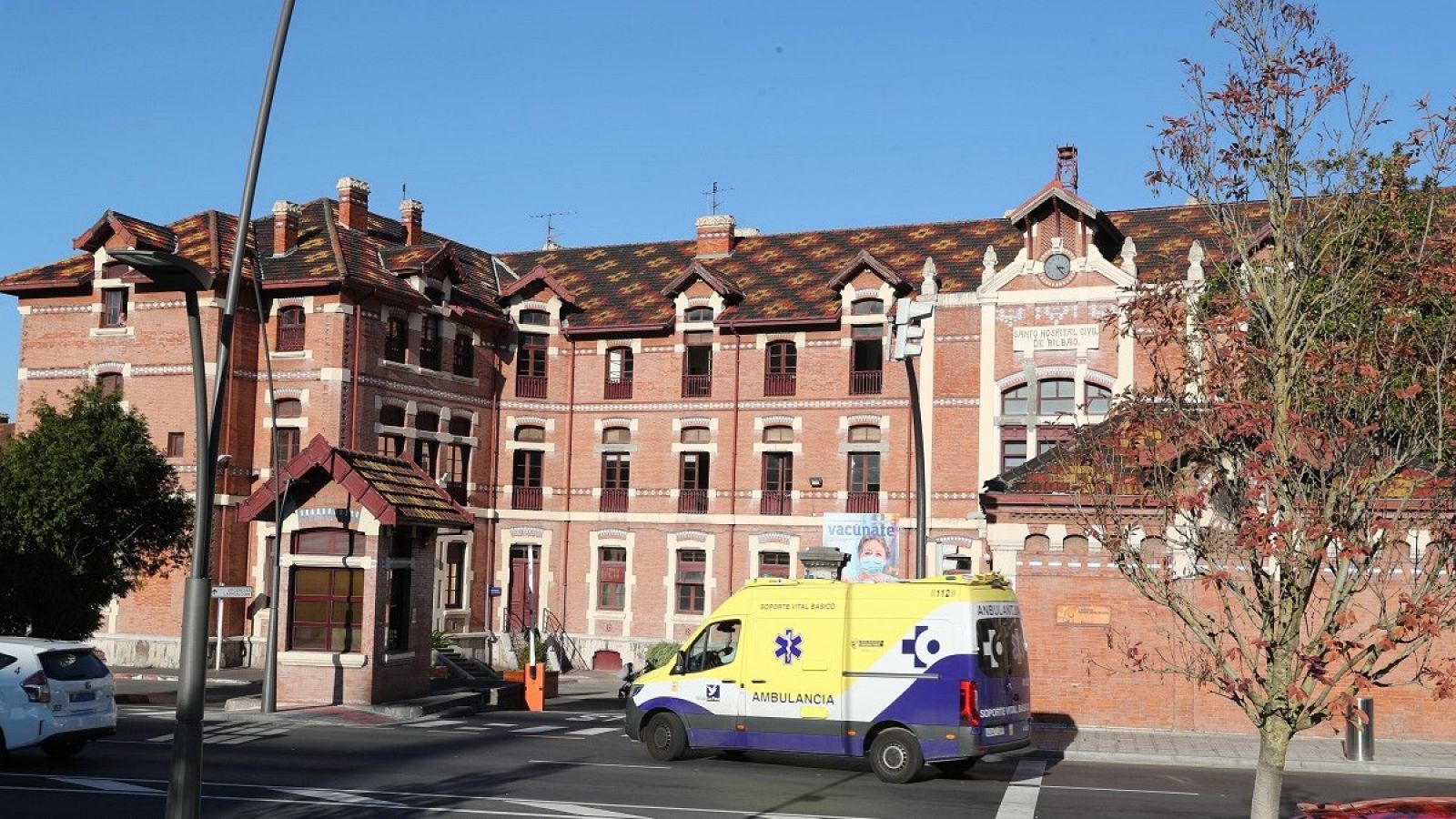 Una ambulancia entra en el hospital vizcaíno de Basurto.