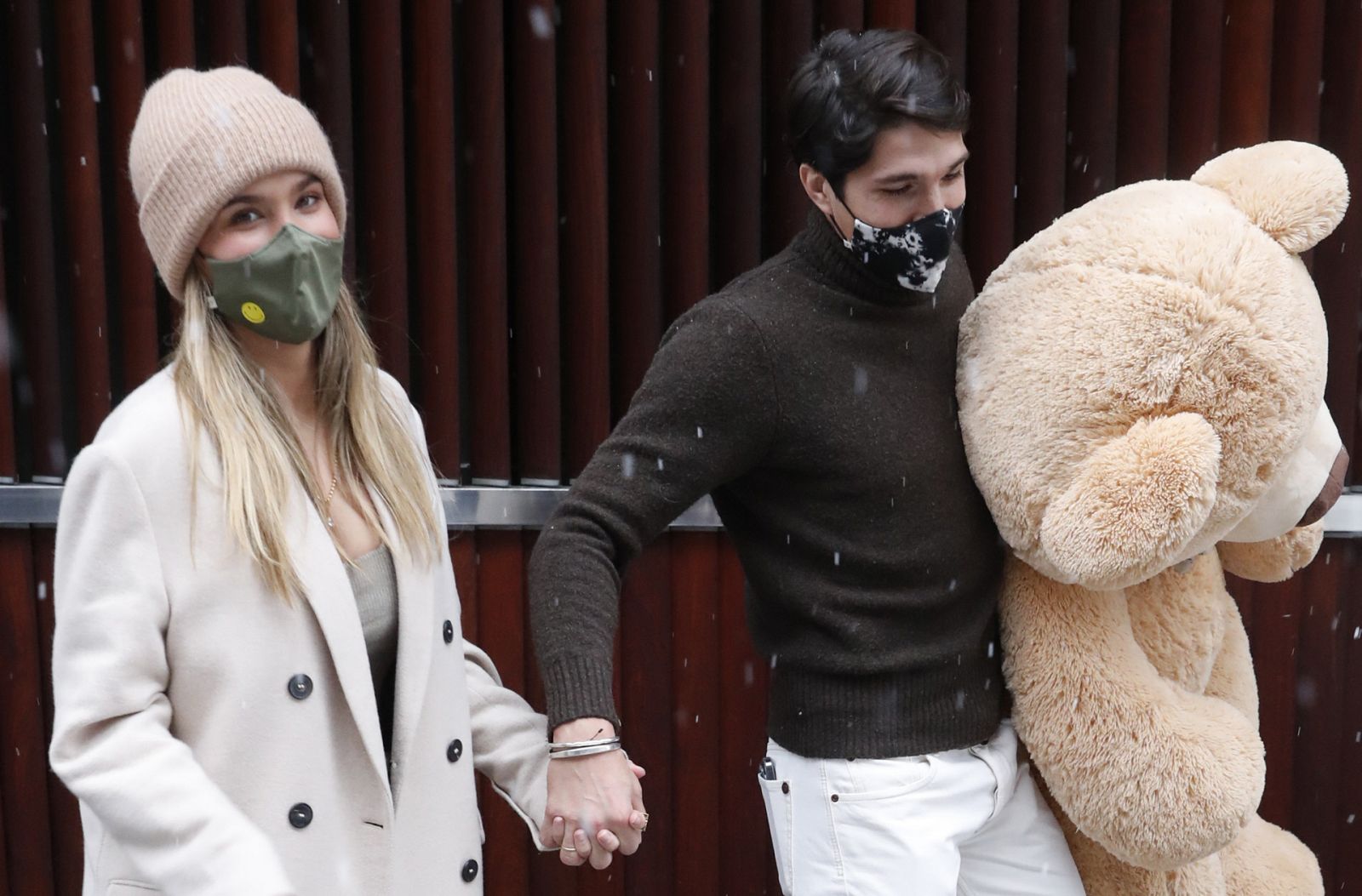 Maria Pombo lleva a su hijo