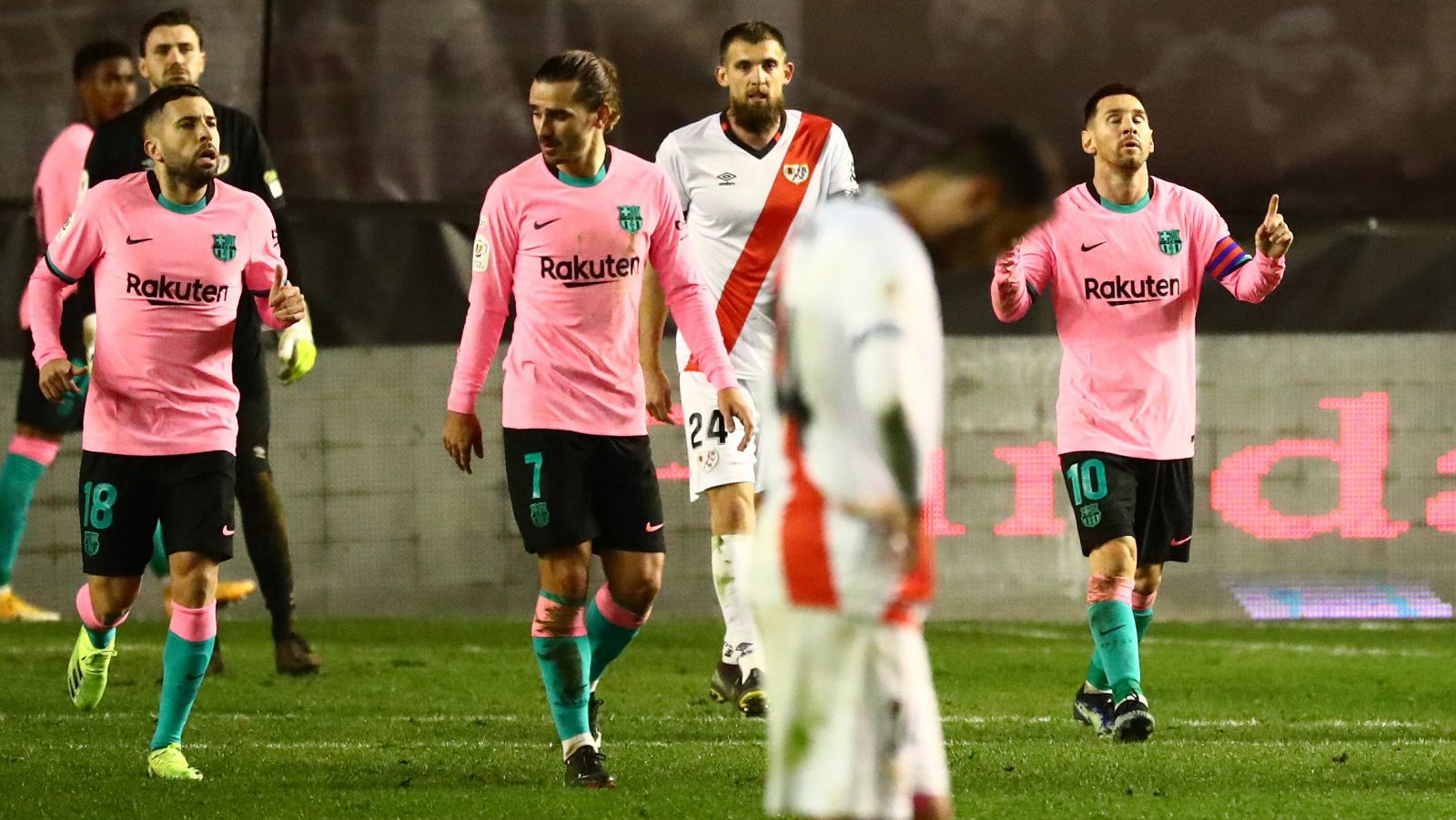 Messi (derecha) celebra su gol ante el Rayo Vallecano