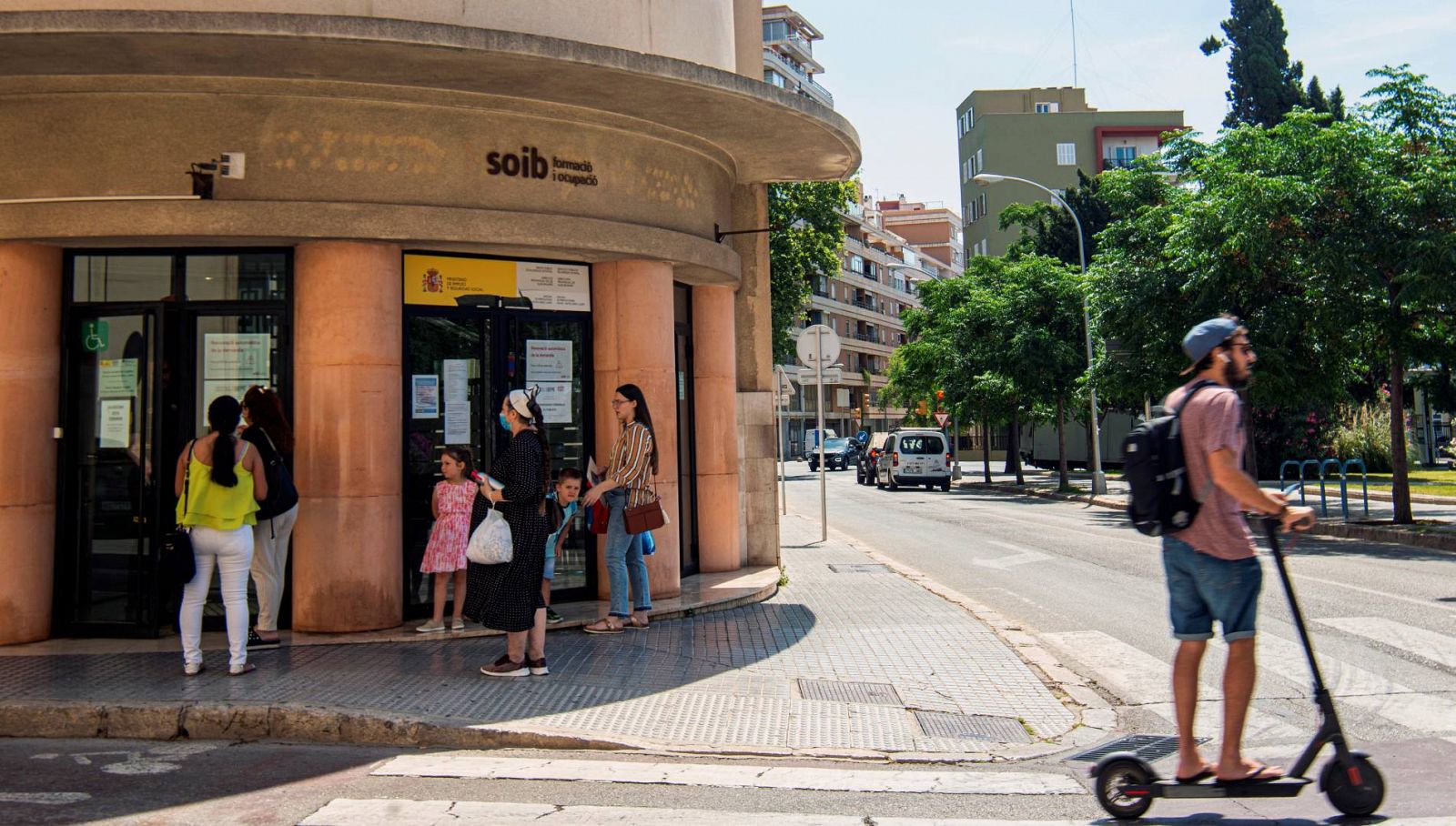 Varias personas hacen cola en una oficina de empleo del SOIB en Palma de Mallorca