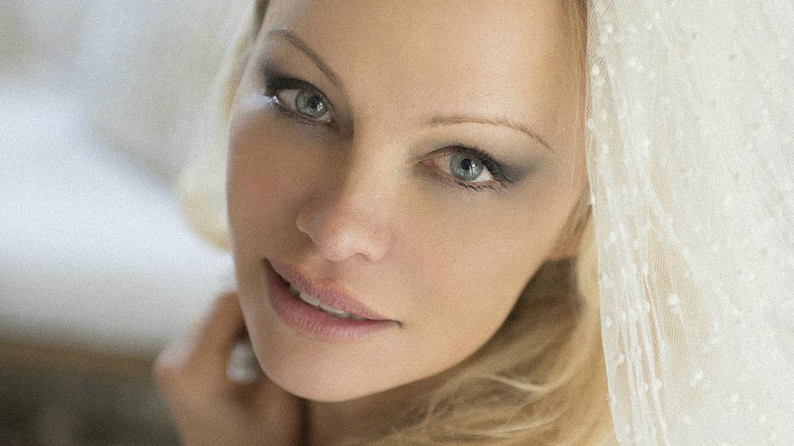 Espectacular foto de Pamela Anderson vestida de blanco para casarse con su guardaespaldas Pamela Anderson se casa en secreto con su guardaespaldas, Dan Hayhurst
