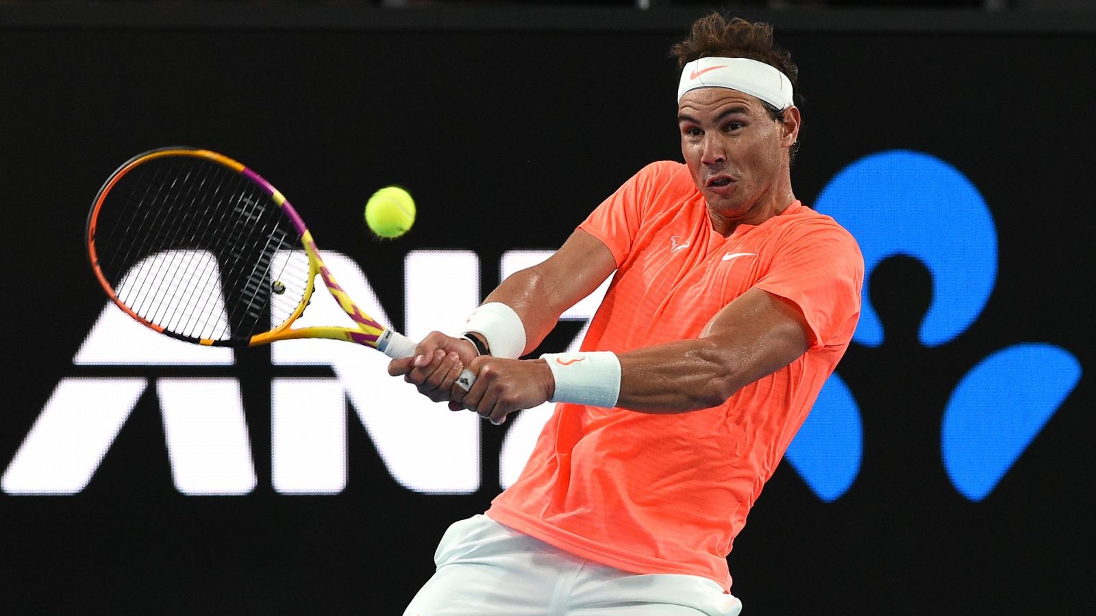 Nadal durante su partido de exhibición ante Thiem en Adelaida