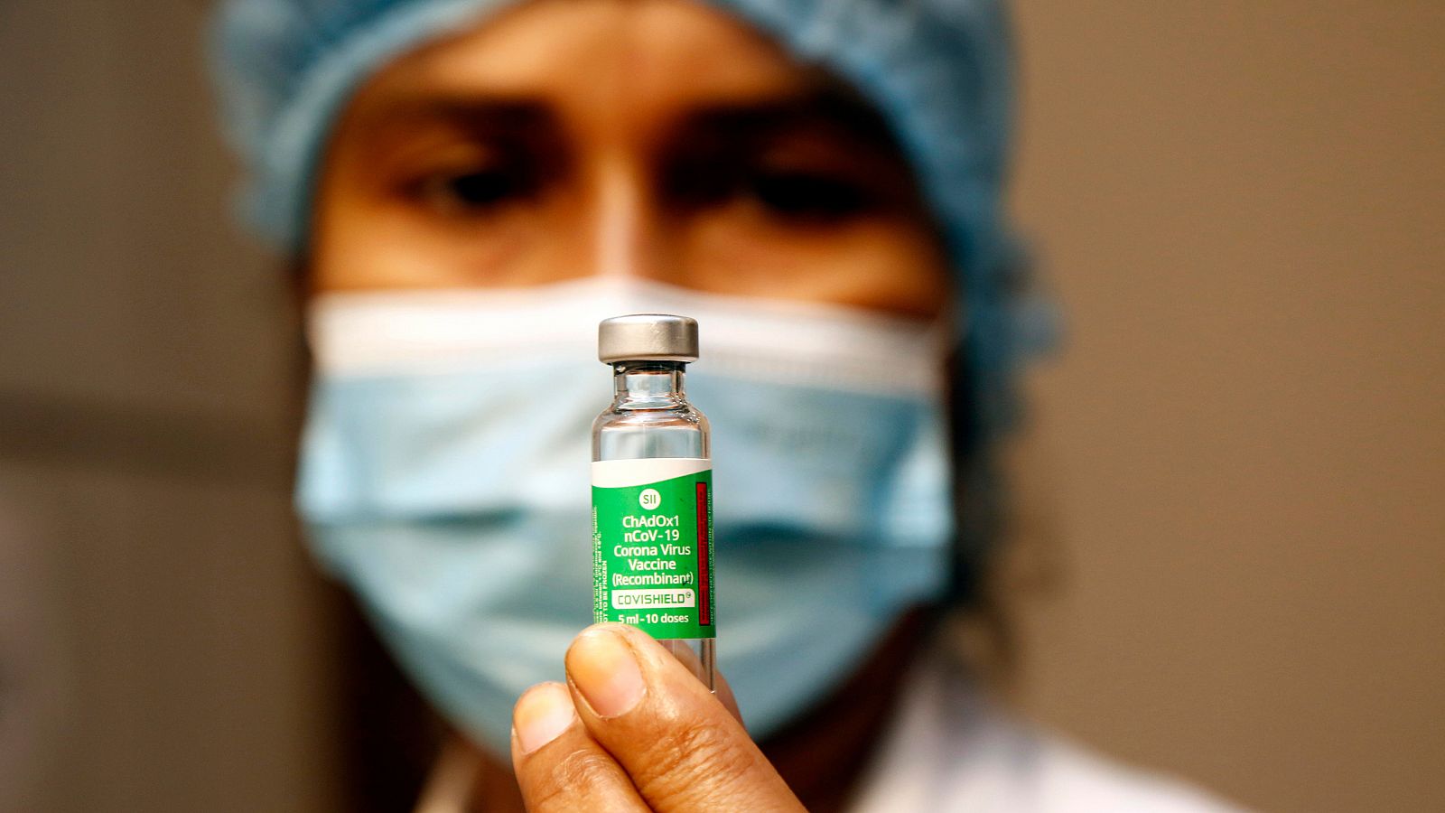 La vacuna está desarrollada por la Universidad de Oxford y la farmacéutica AstraZeneca.