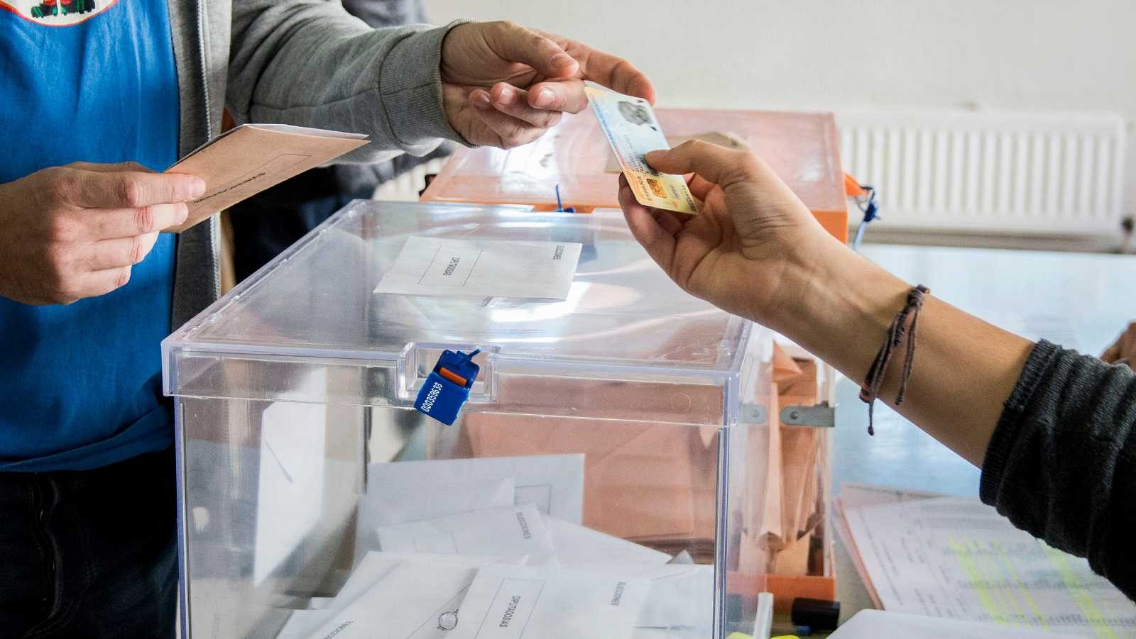 Votantes metiendo papeletas en las urnas