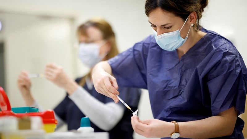 Una enfermera prepara una dosis de la vacuna contra la COVID-19 en Nantes, Francia
