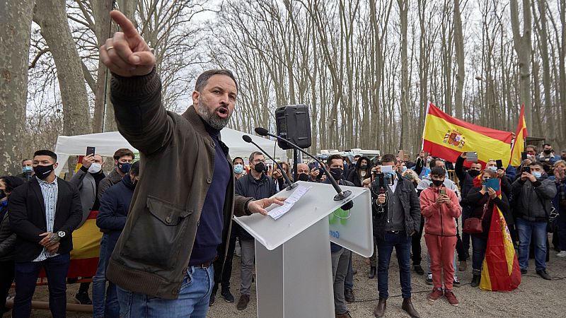 El líder de Vox, Santiago Abascal, interviene durante el acto electoral celebrado en el parque de la Dehesa de Girona.