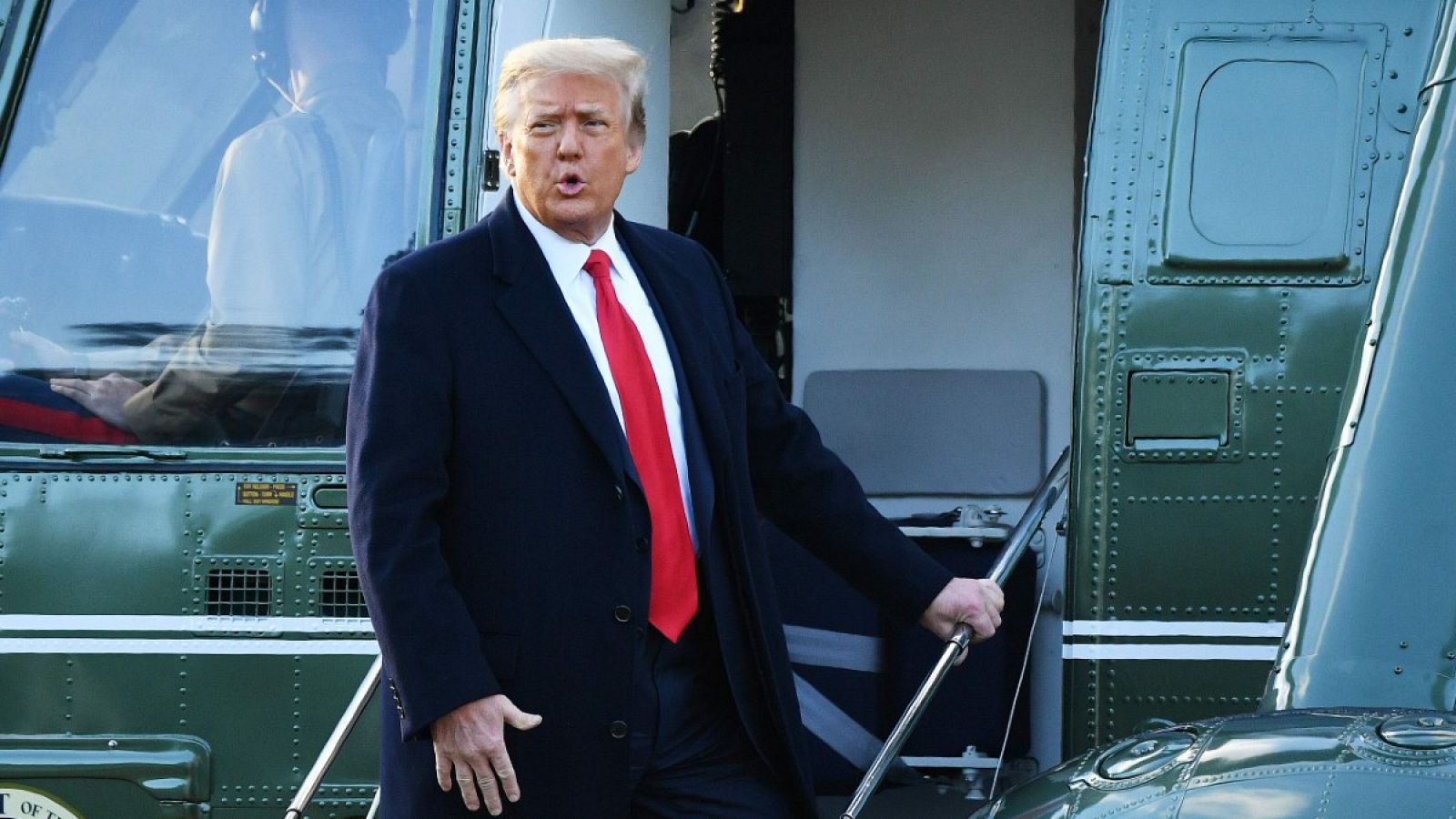 Donald Trump subiéndose a un helicóptero tras abandonar la Casa Blanca el 20 de enero de 2021.