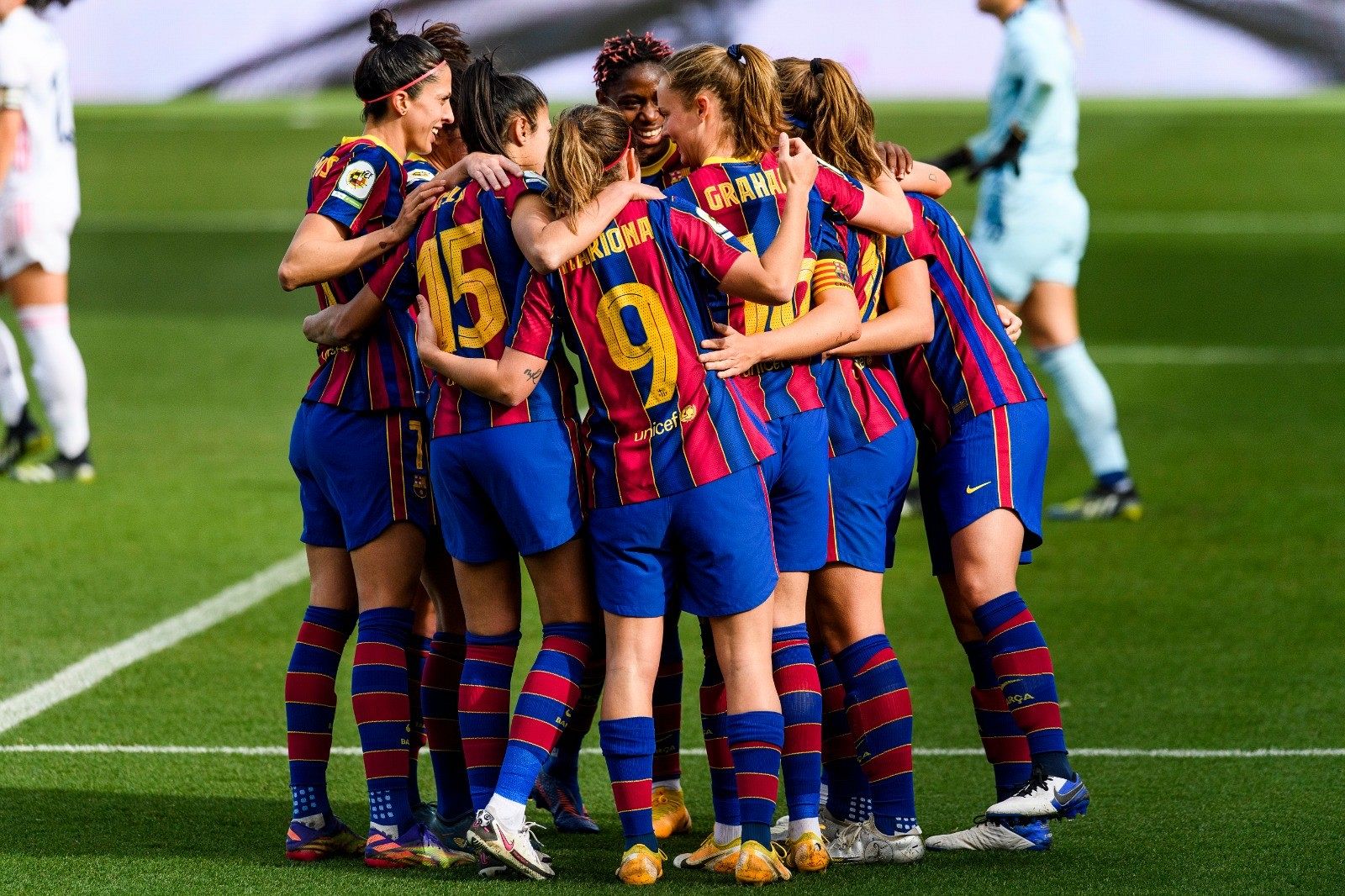 Las jugadoras del FC Barcelona femenino celebra un gol ante el Real Madridv