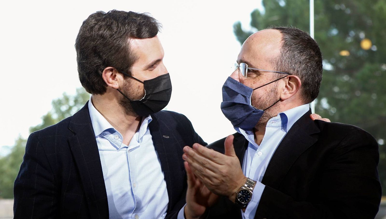 El presidente del PP, Pablo Casado, junto al candidato del PPC a la Generalitat, Alejandro Fernández, durante la campaña