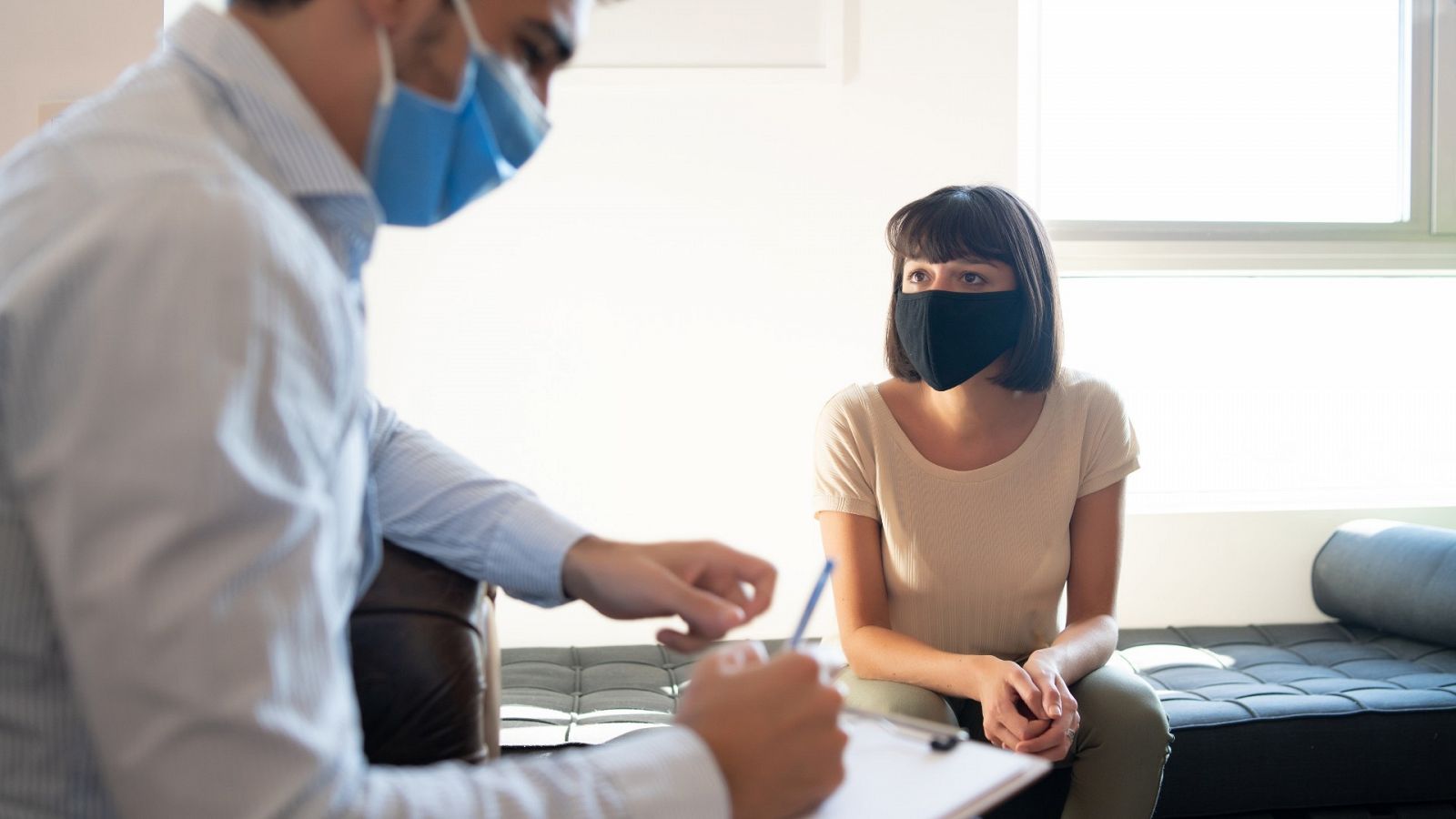 Una mujer acude a su especialista manteniendo las medidas de seguridad