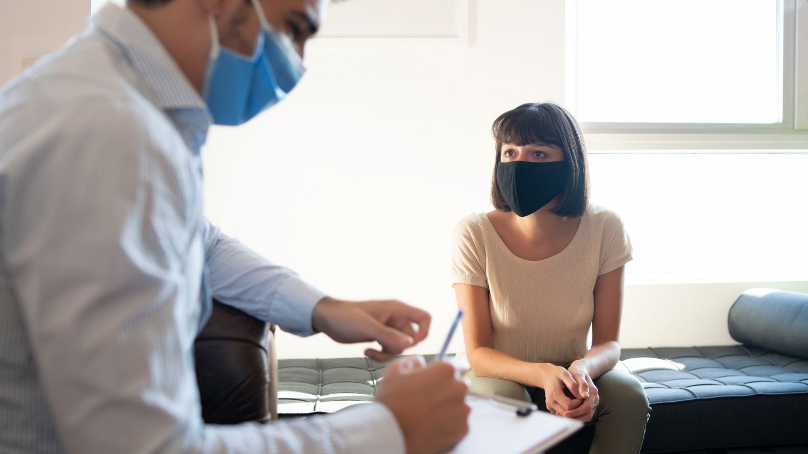 Una mujer acude a su especialista manteniendo las medidas de seguridad y con mascarilla