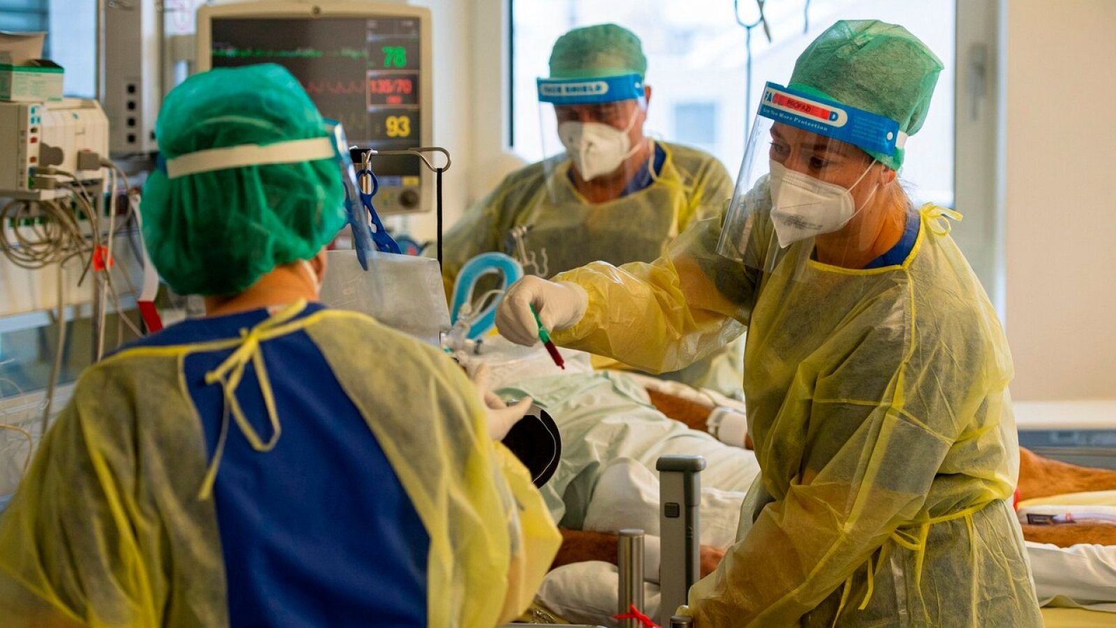 Enfermeras atienden a un paciente de COVID-19 en el hospital Klinikum Rechts der Isar de Munich, en Alemania. LENNART PREISS / AFP.