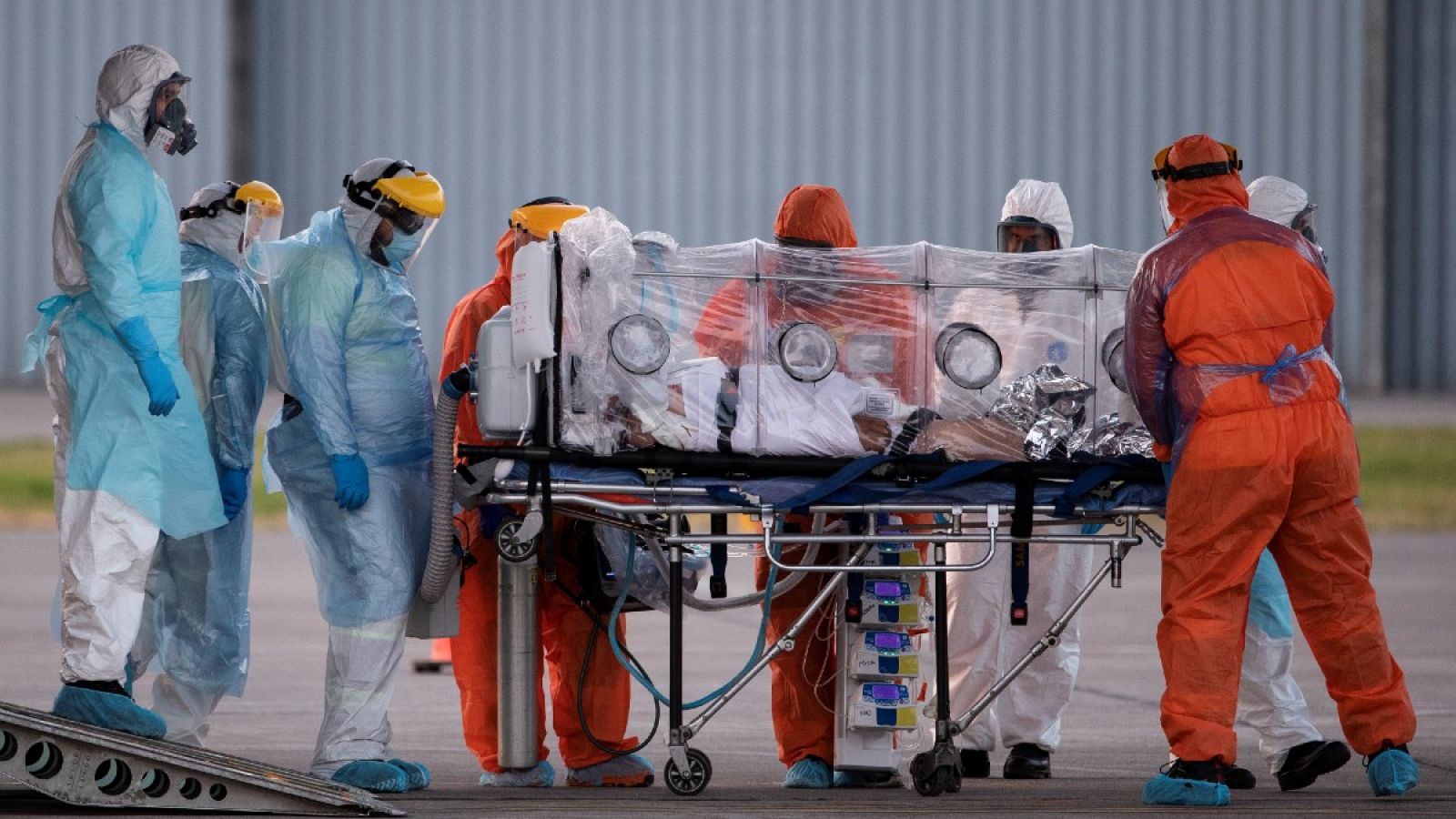 Efectivos del Samur y de la Fuerza Aérea de Chile trasladan a tres pacientes graves afectados por COVID-19