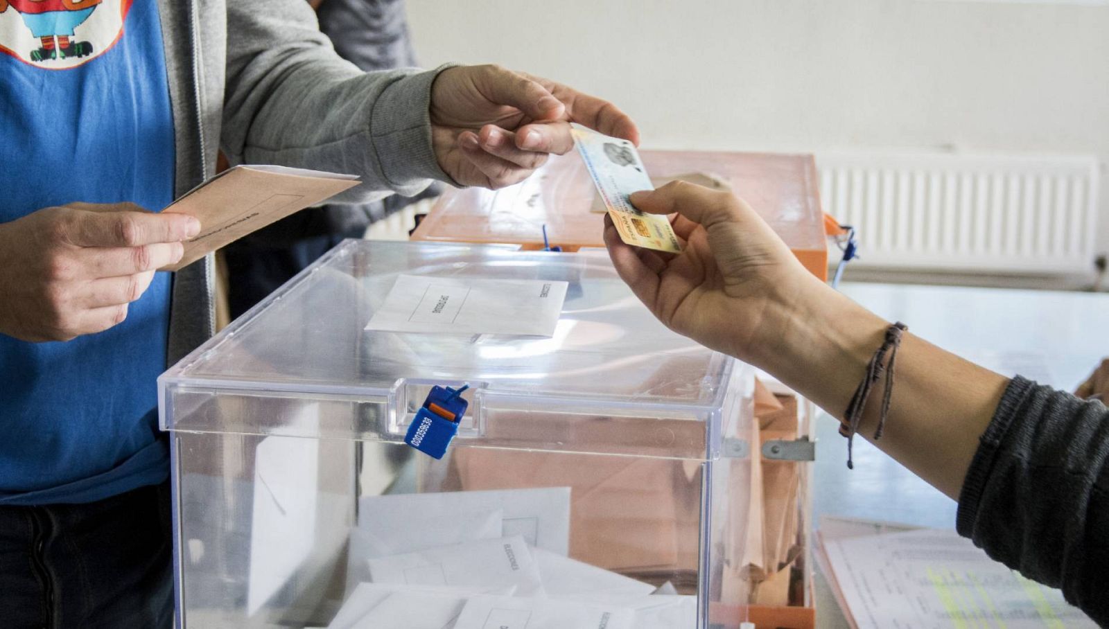 Los primeros sondeos apuntan a que la abstención aumentará el 14F