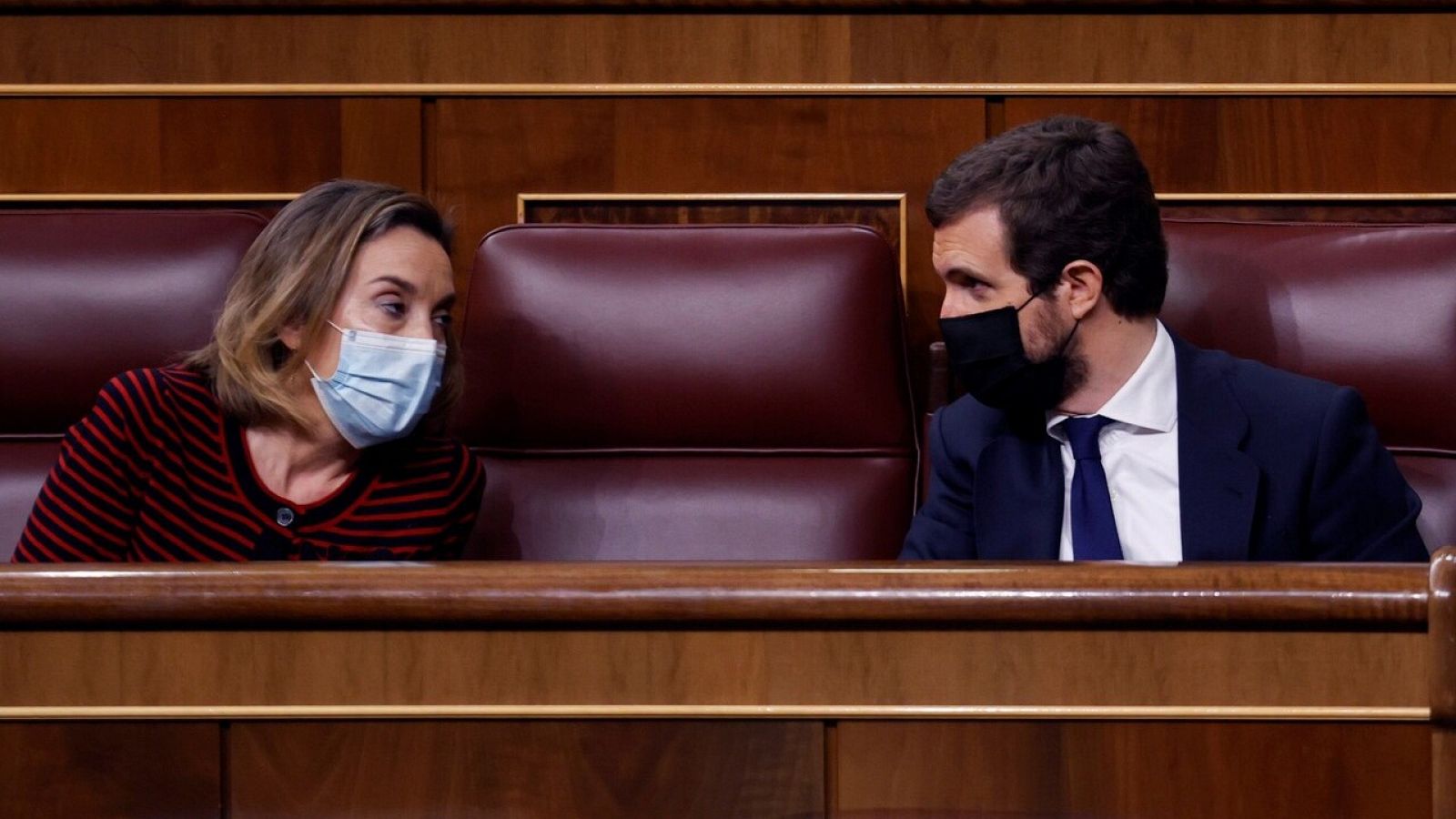 El líder del PP, Pablo Casado, conversa con la portavoz popular en el Congreso, Cuca Gamarra.