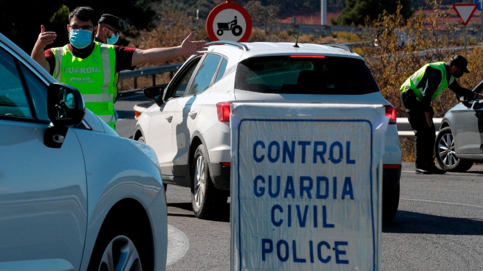 Los controles policiles se establecen en los accesos y las salidas de las grandes ciudades de la Comunitat