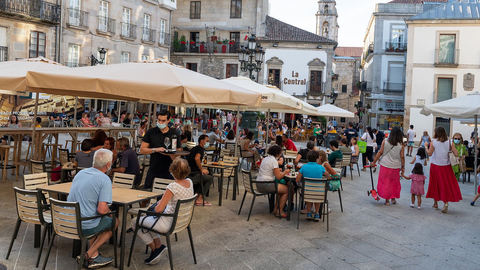 Terrazas llenas de gente en la ciudad de Vigo.