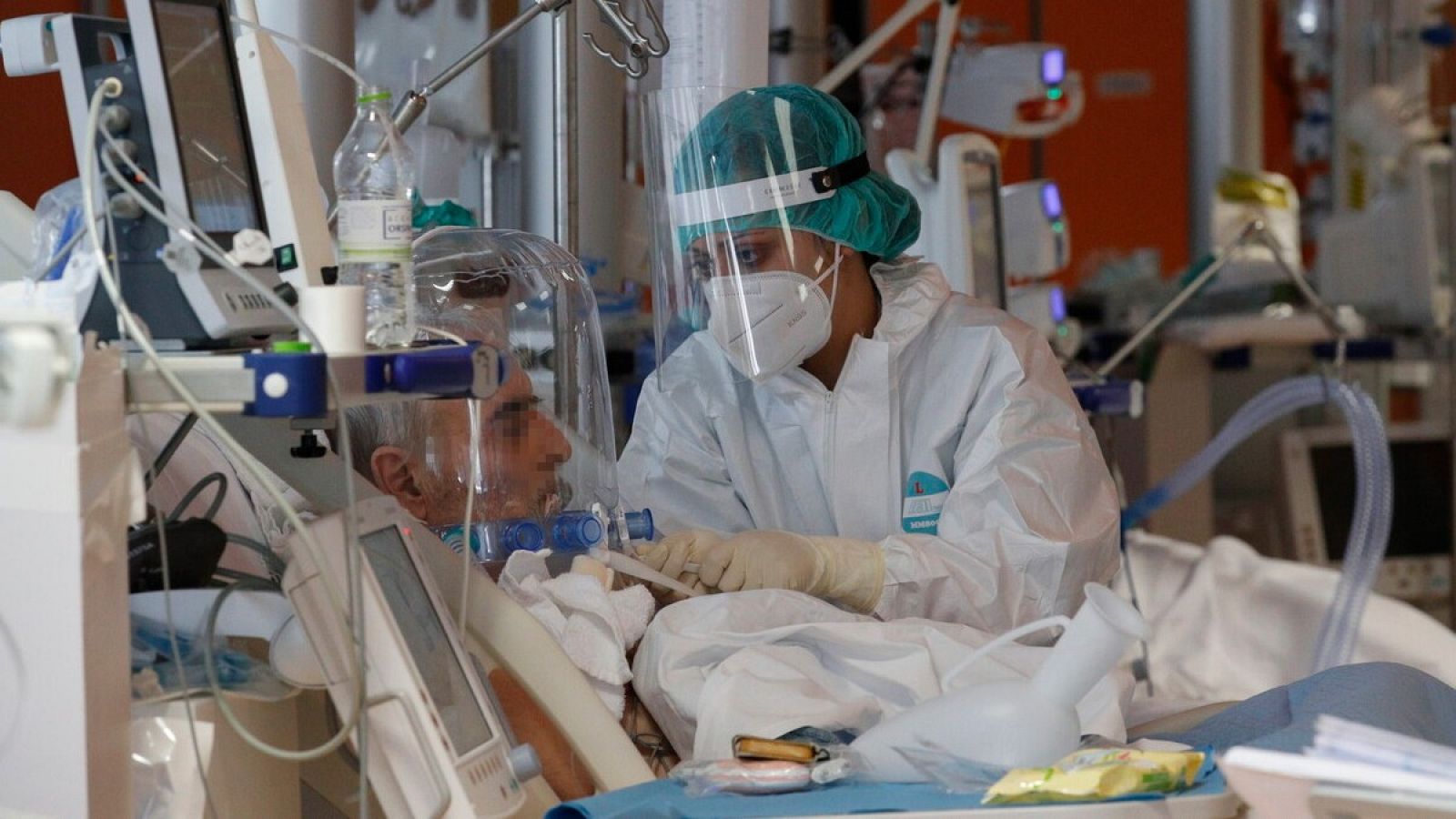 Una sanitaria atendiendo a un paciente en un hospital de Roma.