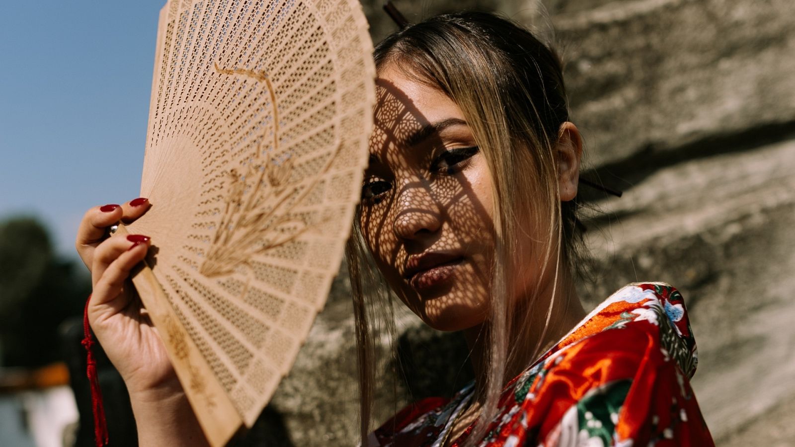  Para las mujeres japonesas estar bronceadas es poco estético. Los rayos generan radicales libres que aceleran el fotoenvejecimiento de la piel