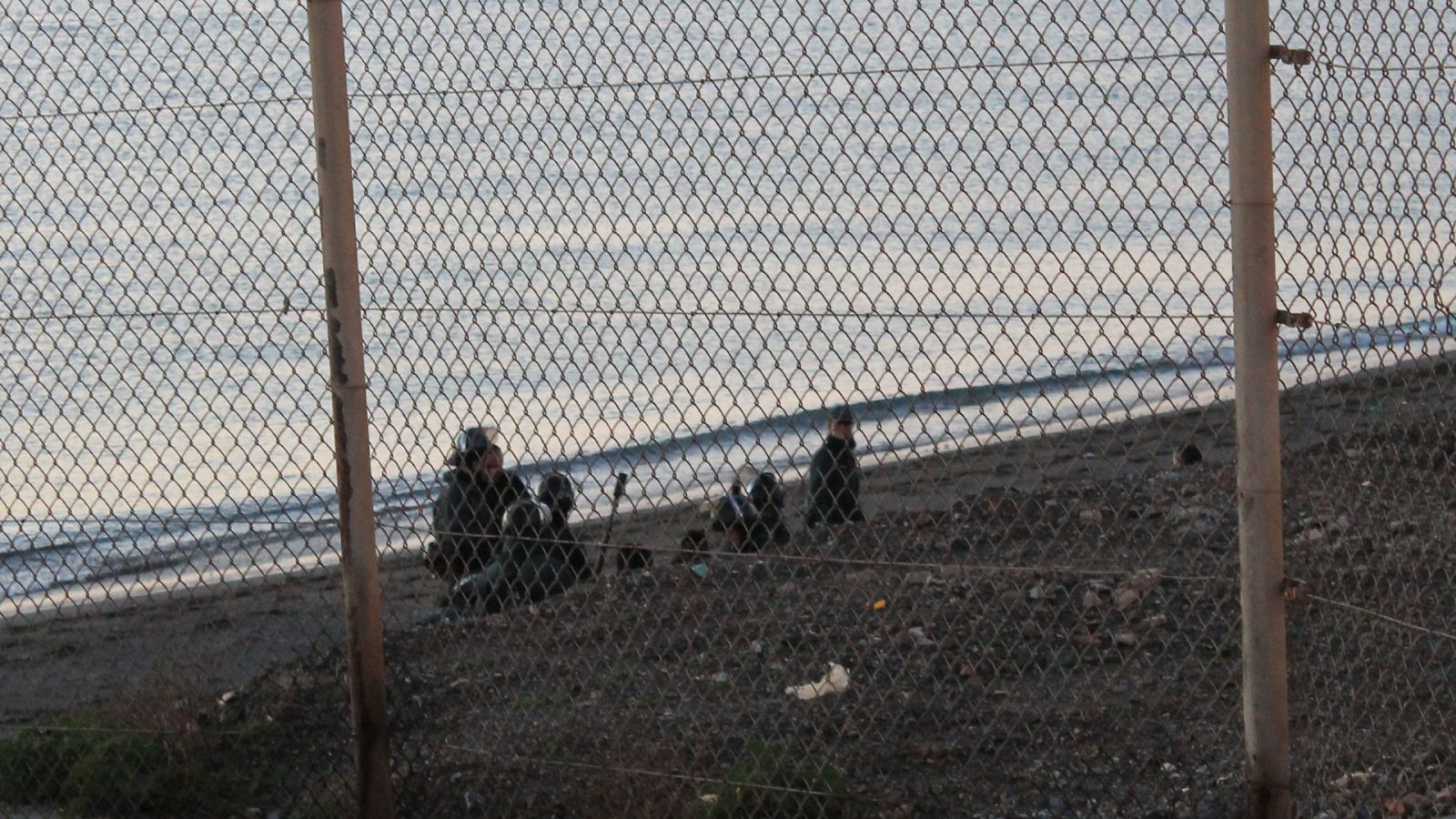 Varios agentes en la playa del Tarajal