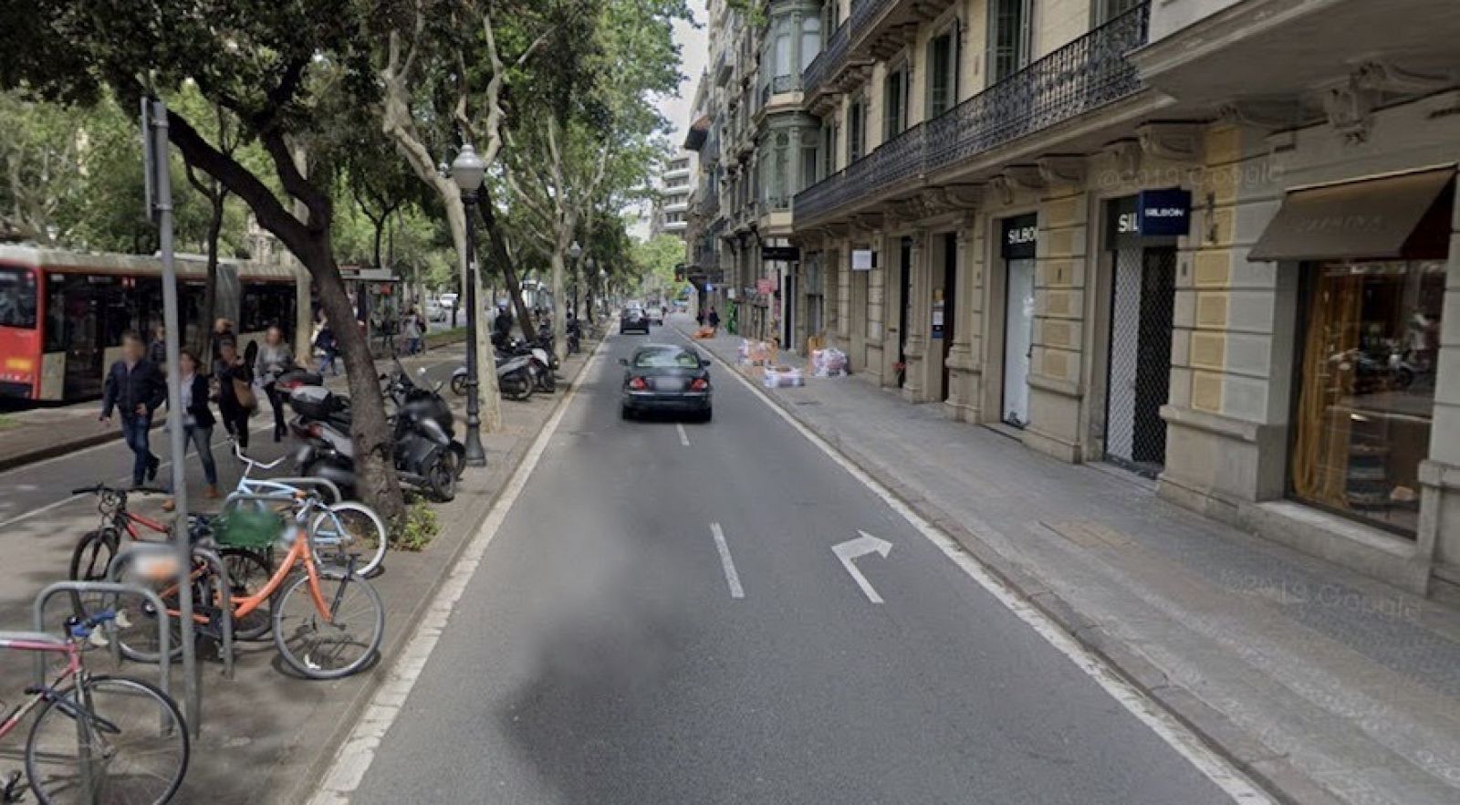 Imatge d'un carril lateral de l'Avinguda Diagonal de Barcelona