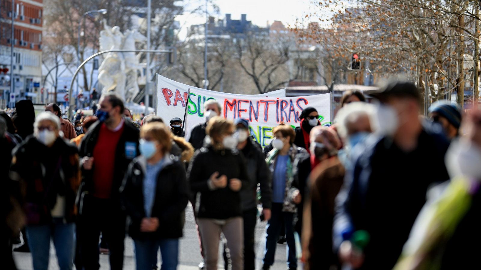 Varias personas durante la manifestación en defensa de la continuación del EVA en el antiguo mercado de frutas y verduras de Legazpi, en Madrid