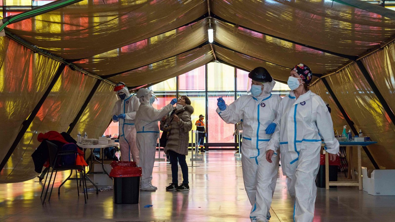 Interior de una carpa para la realización de pruebas PCR en la localidad de León.