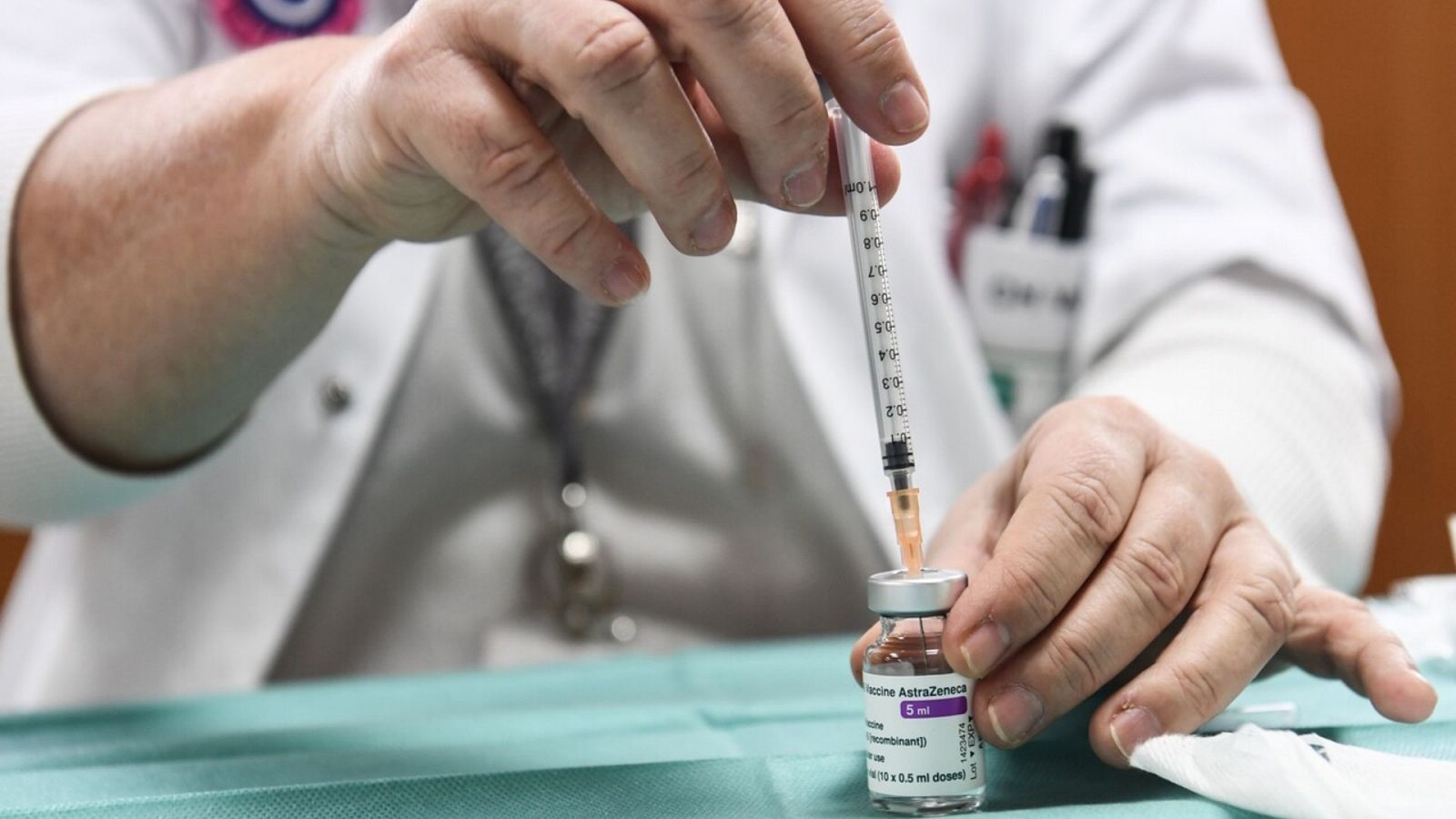 Una sanitaria prepara vacunas de AstraZeneca contra el coronavirus en un hospital a las afueras de París. Foto: ALAIN JOCARD / AFP.