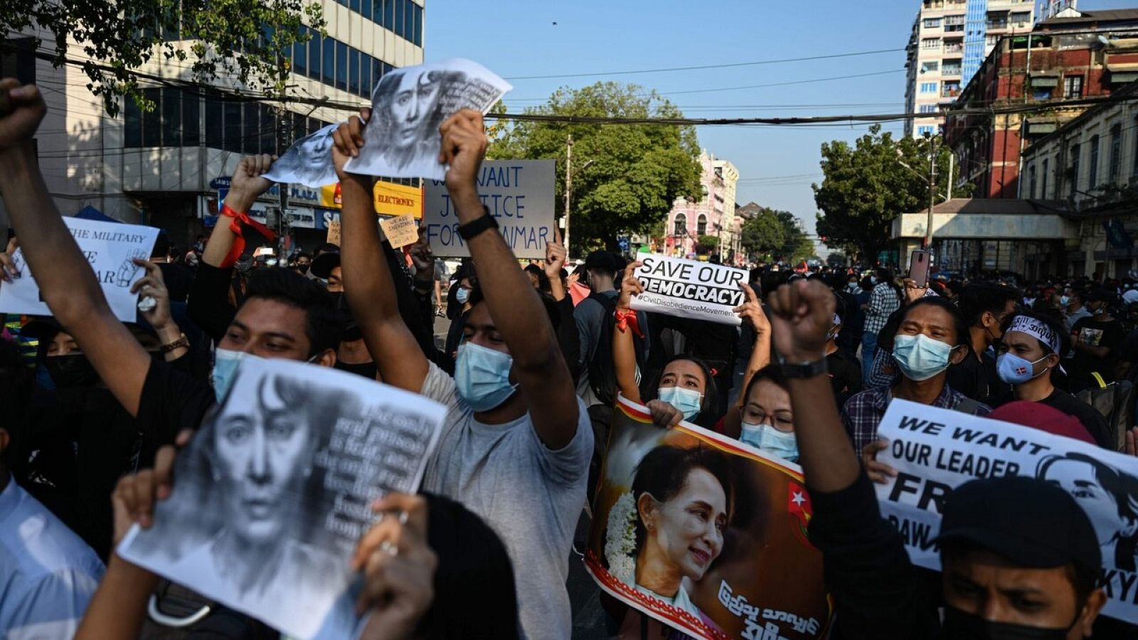 Manifestación a favor de la liberación de Aung San Suu Kyi en Rangún (Birmania), el lunes