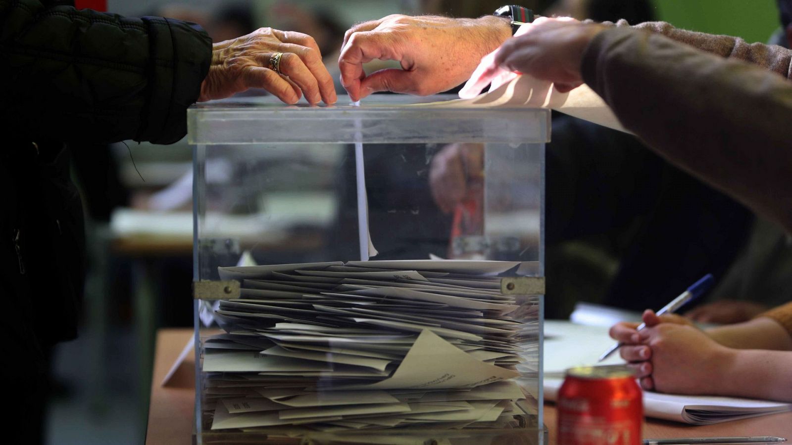 Una ciudadana ejerce su derecho a voto en una imagen de archivo