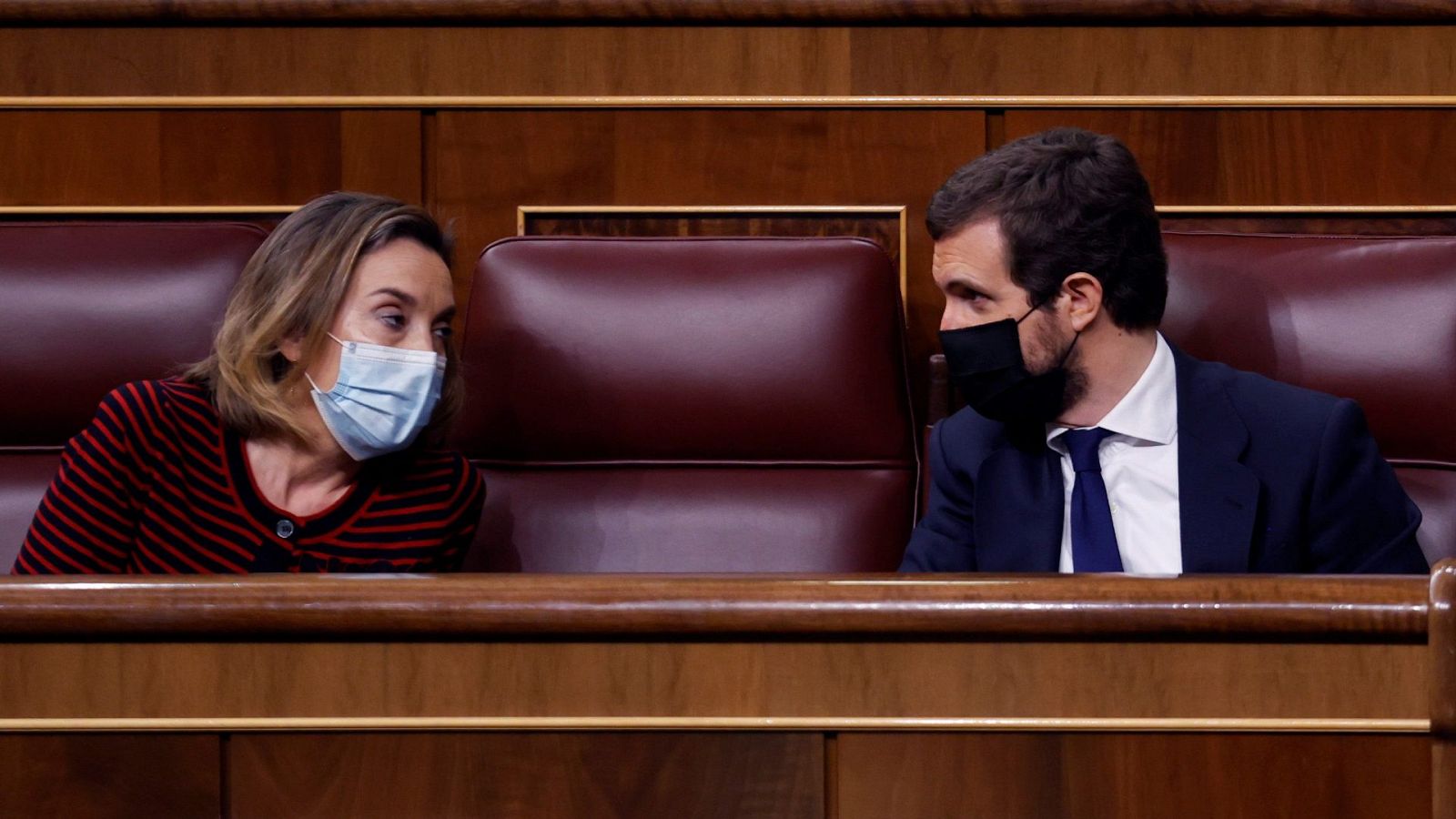 El líder del Partido Popular, Pablo Casado, conversa con la portavoz popular en el Congreso, Cuca Gamarra