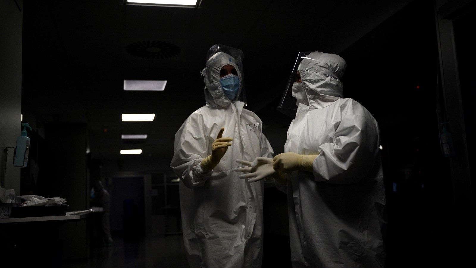 Personal sanitario del Hospital Universitario Marqués de Valdecilla de Santander atiende a enfermos con coronavirus