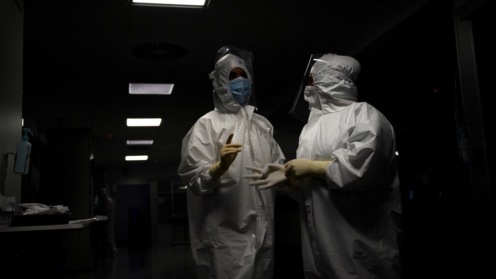 Personal sanitario del Hospital Universitario Marqués de Valdecilla de Santander atiende, el pasado jueves, a enfermos con coronavirus en una de las UCI-Covid del hospital cántabro.