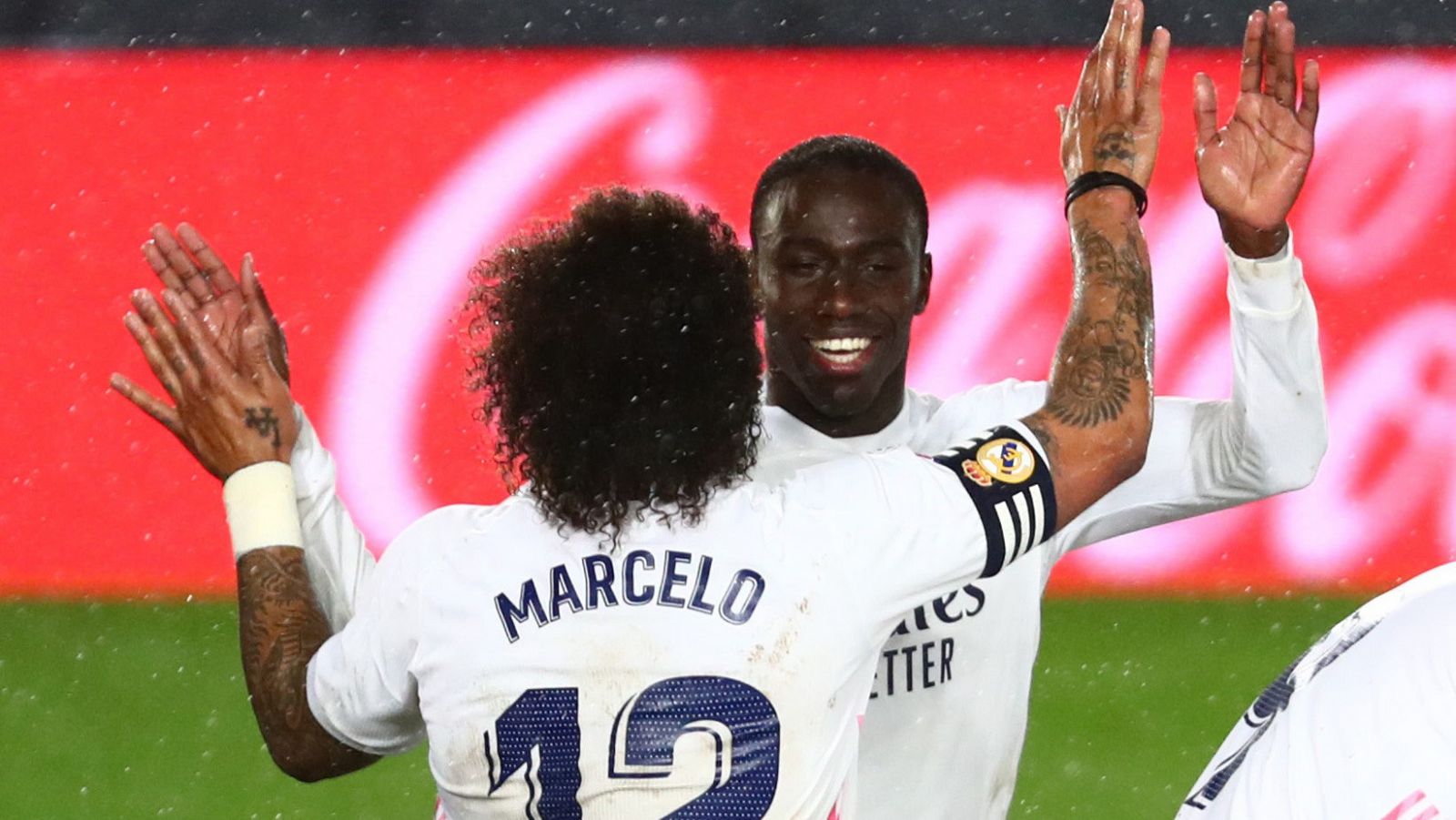 Marcelo (de espaldas) y Mendy celebran el gol del francés ante el Getafe