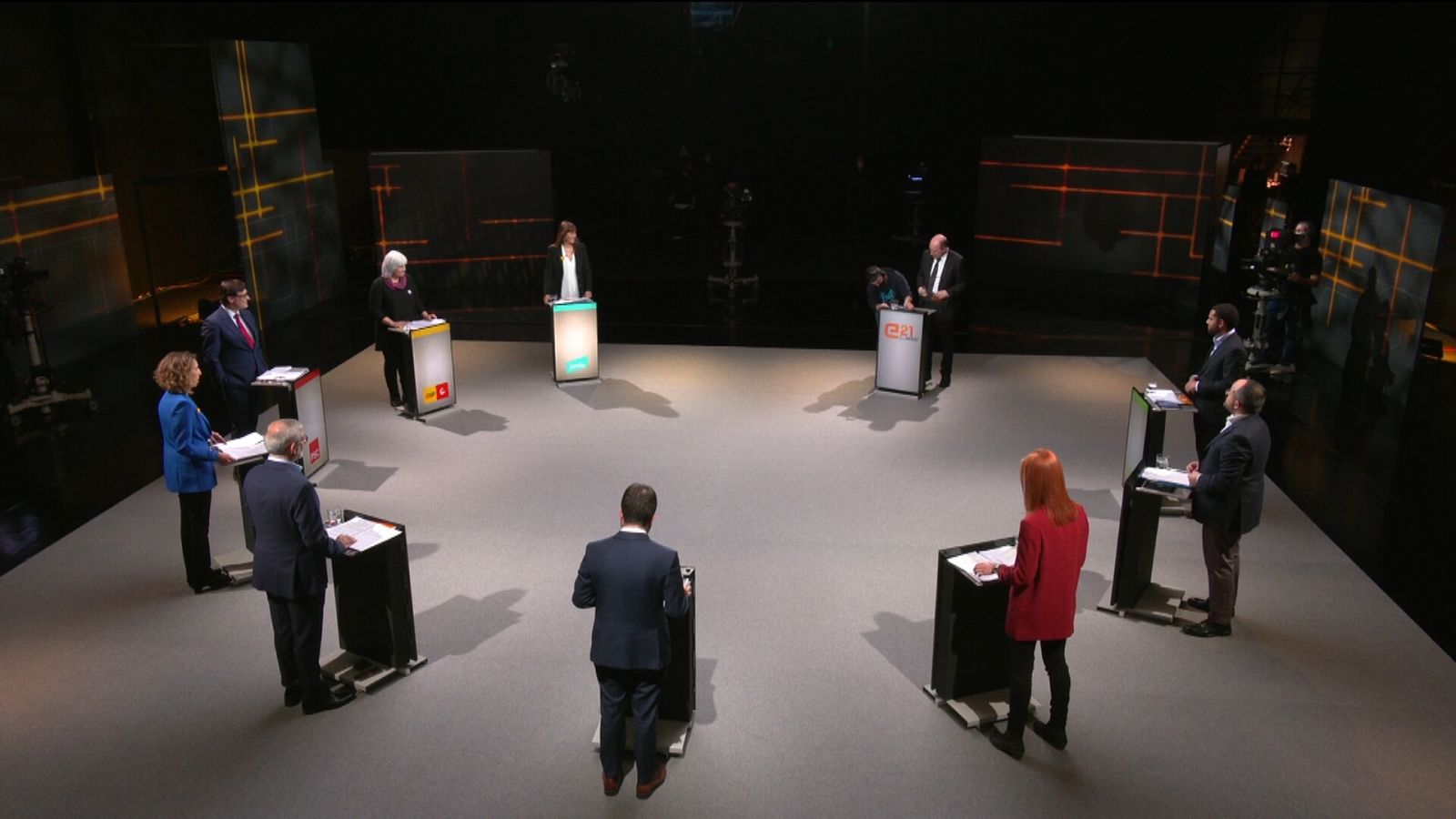 Los nueve candidatos a la Generalitat, durante el debate electoral