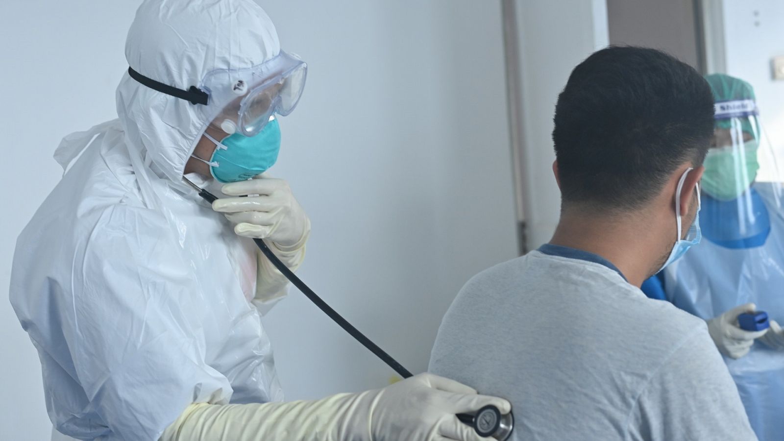 Profesional sanitario examina a un paciente, en Bogor