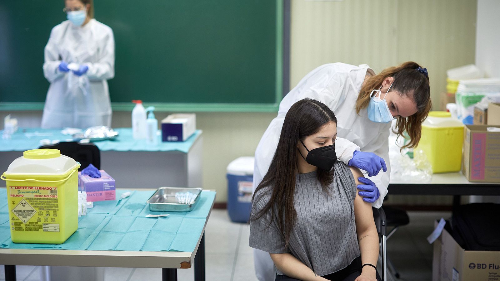 Primeras vacunaciones de la vacuna AstraZeneca a farmacéuticos y fisioterapeutas en Girona.