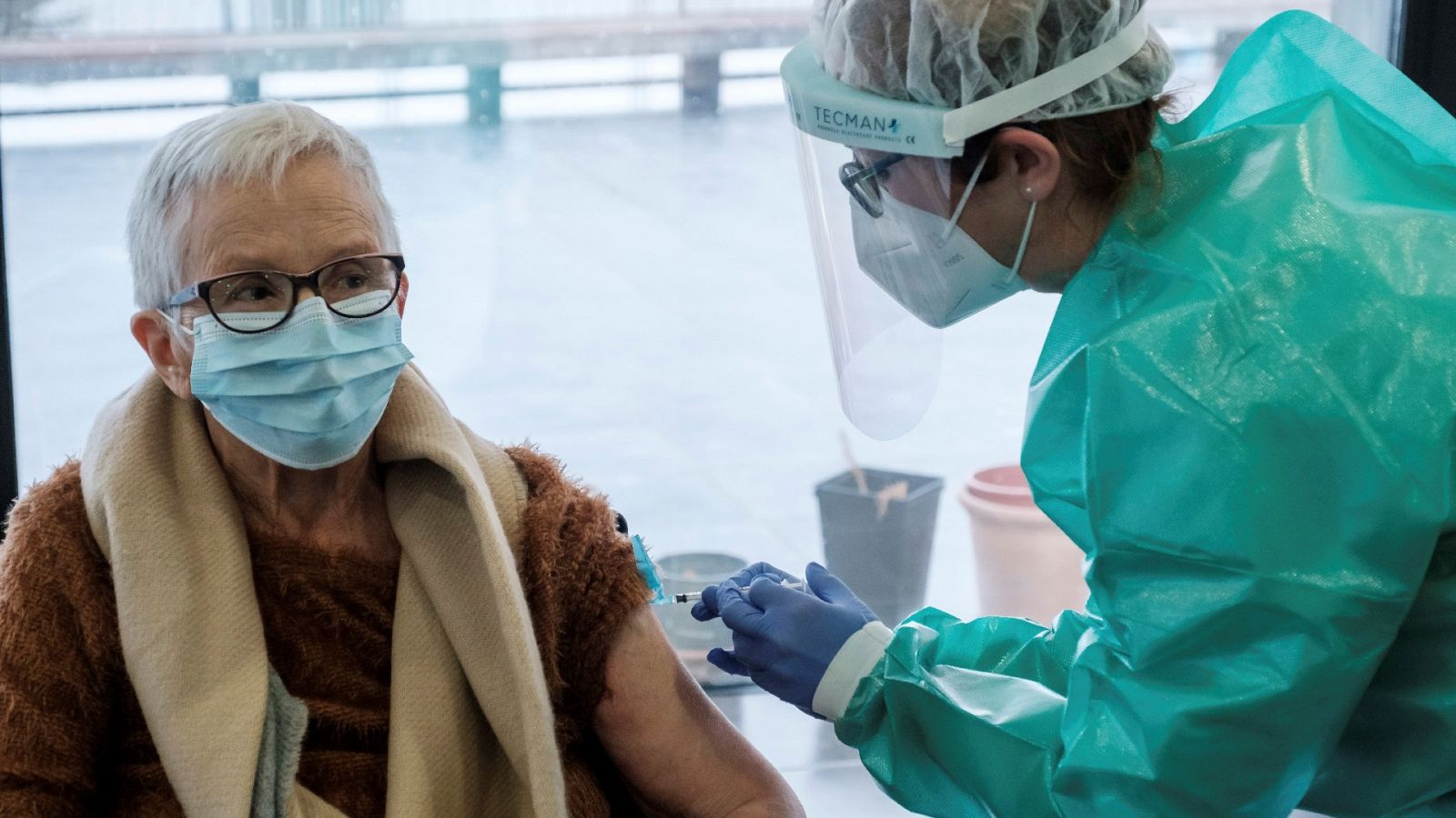 Vacuna contra la COVID-19 en residencias: Lucita López Paz, de 85 años, recibió a finales de enero en la residencia Sa Serra, de Sant Antoni de Portymany (Ibiza), la segunda dosis de la vacuna contra la COVID-19.