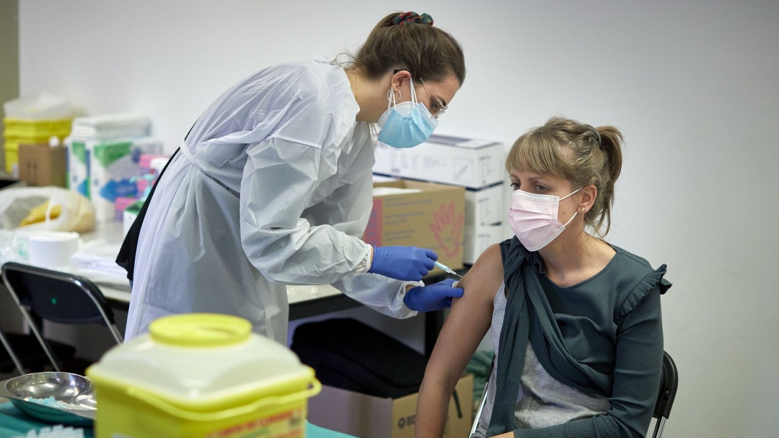 Personal sanitario realiza las primeras vacunaciones de la vacuna AstraZeneca 