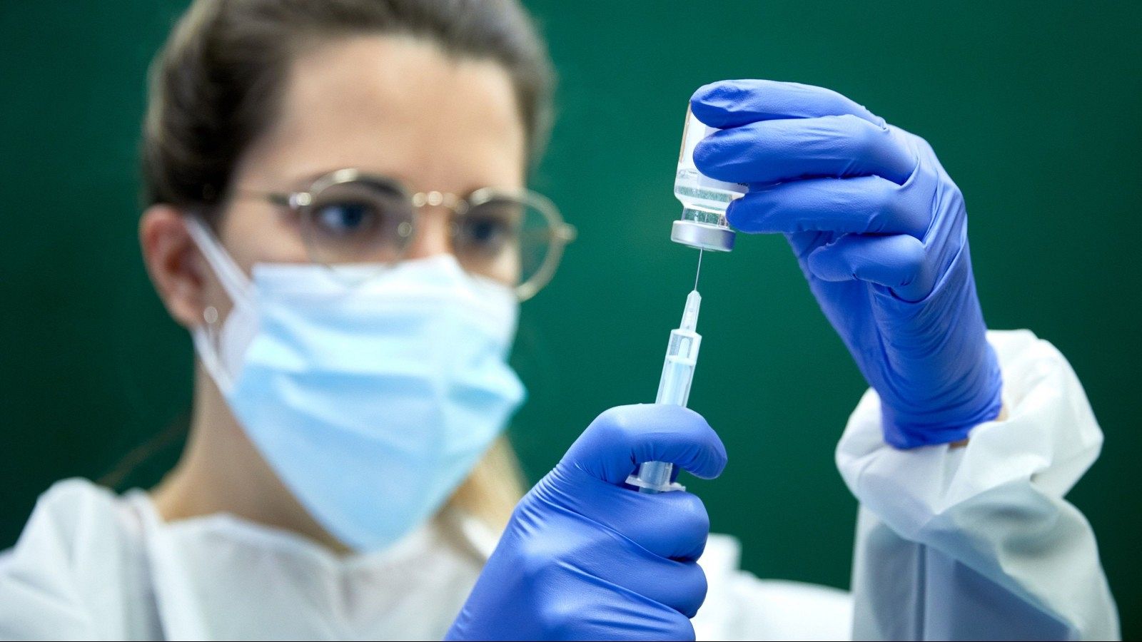 Primeras vacunaciones con dosis de AstraZeneca a farmaceuticos y fisioterapeutas en Girona