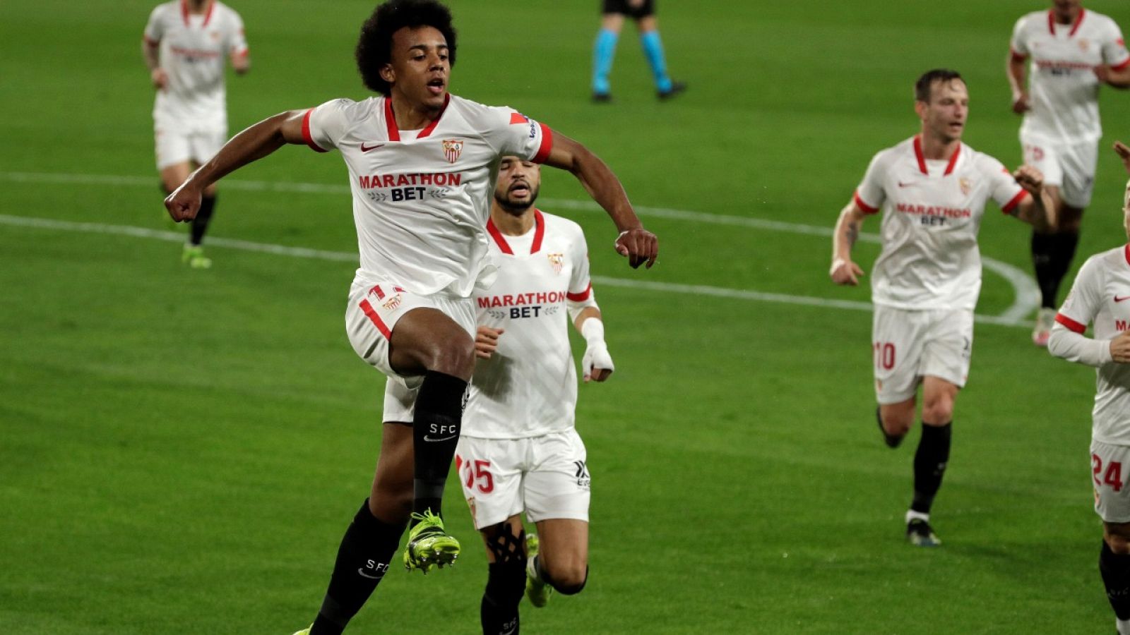 El sevillista Jules Kondé  celebra su tanto ante el FC Barcelona en el Sánchez Pizjuán.