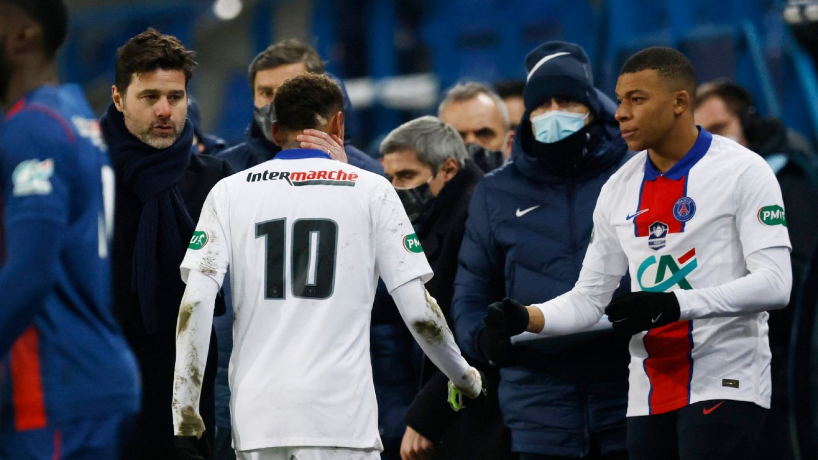 El jugador brasileño del PSG, Neymar, se retira lesionado en el partido de Copa ante el Caen.