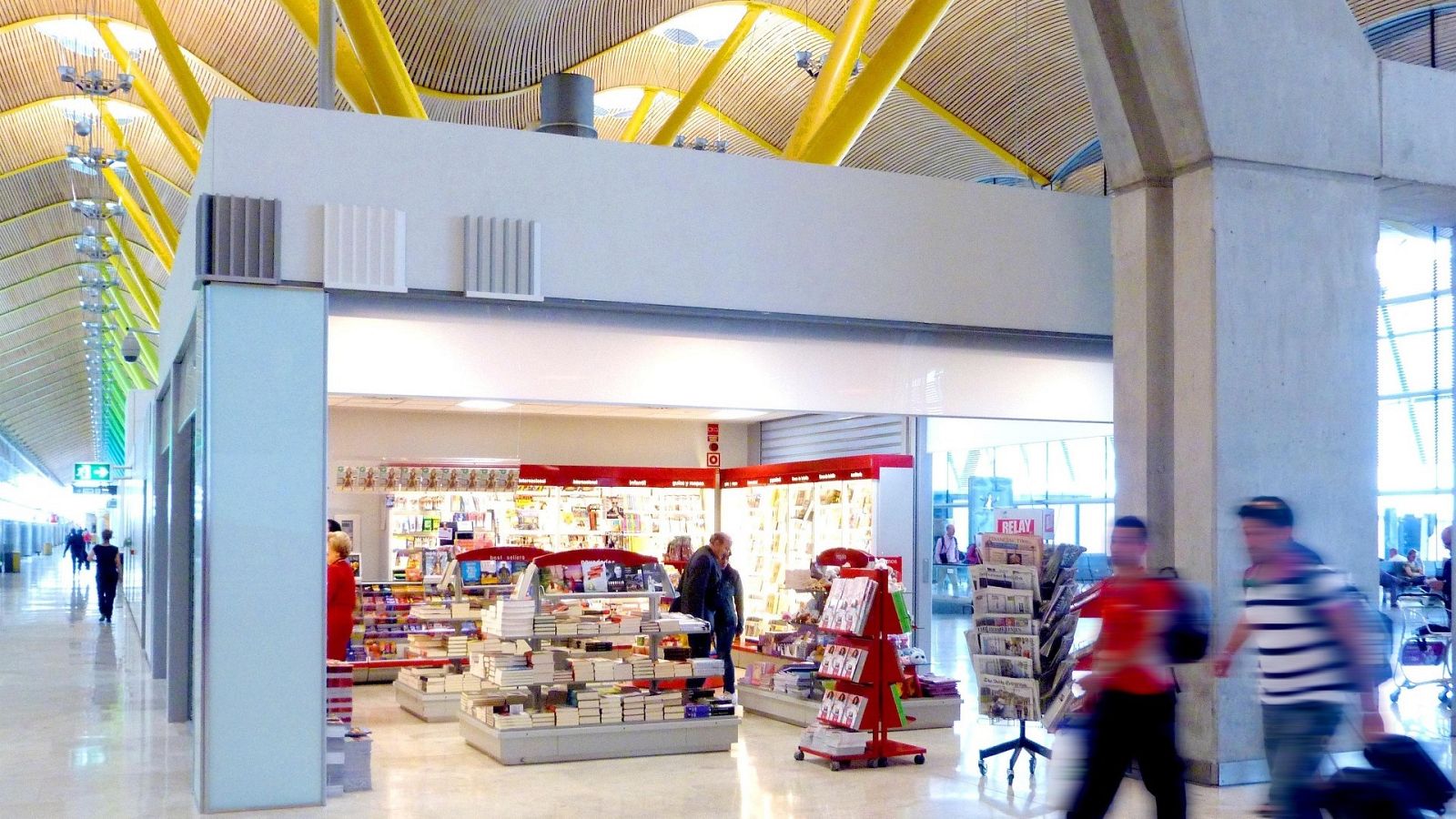 Fotografía de archivo de un local comercial en el Aeropuerto Adolfo Suárez Madrid-Barajas.