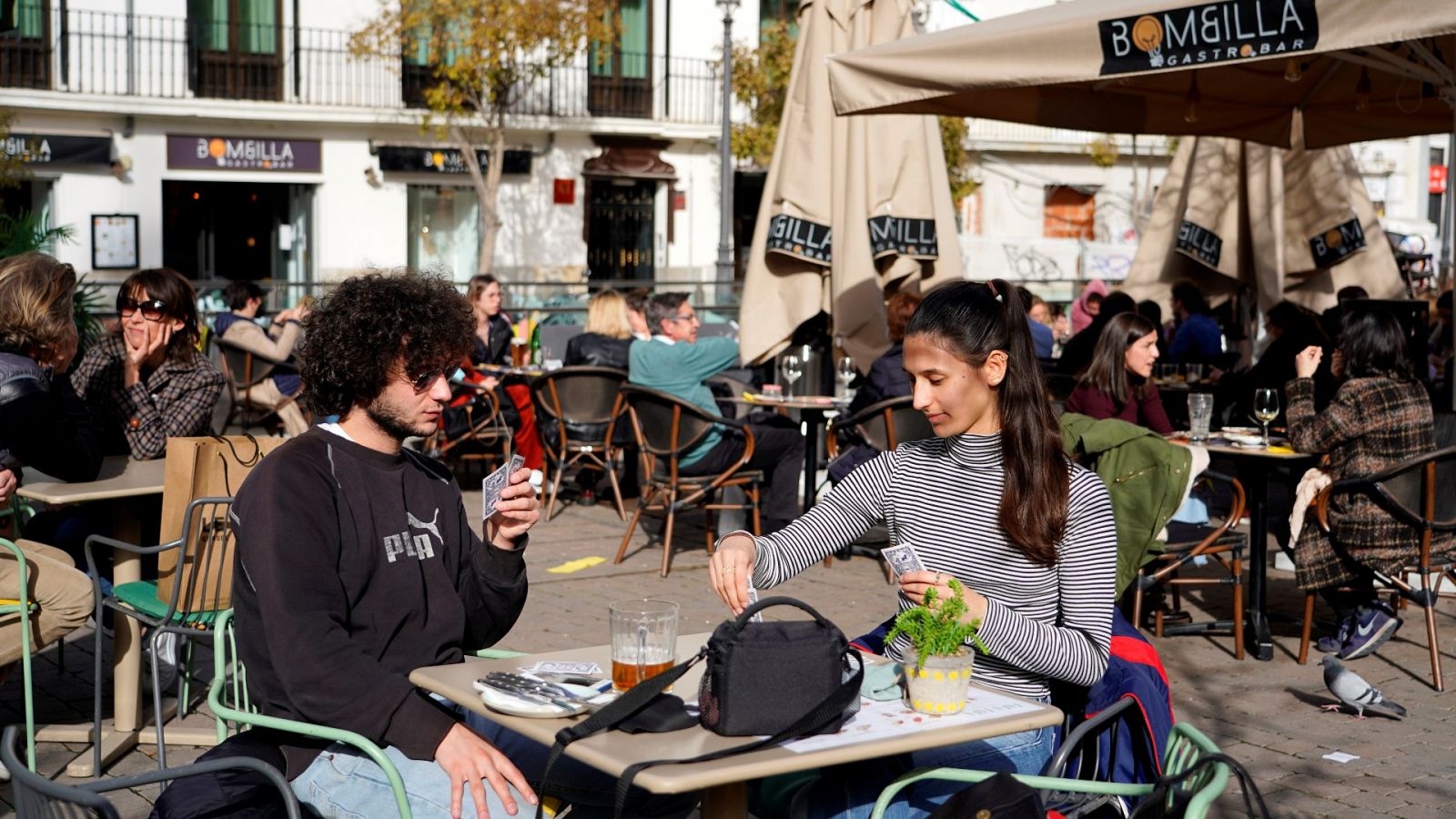 Turistas franceses en una terraza en Madrid, el 5 de febrero. REUTERS/Juan Medina