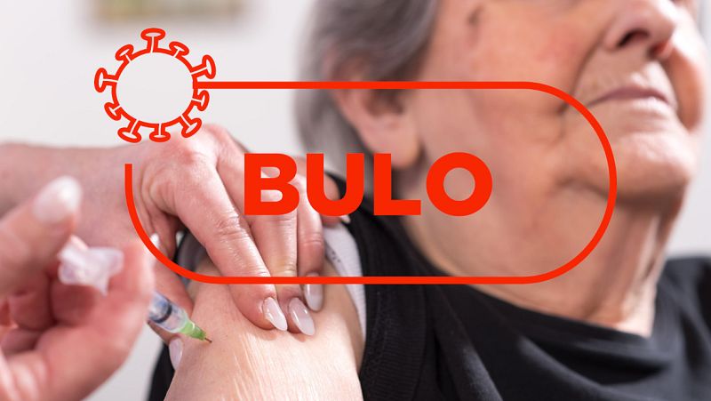Una anciana recibe una vacuna en su domicilio y, sobre la imagen, el sello de bulo de VerificaRTVE.